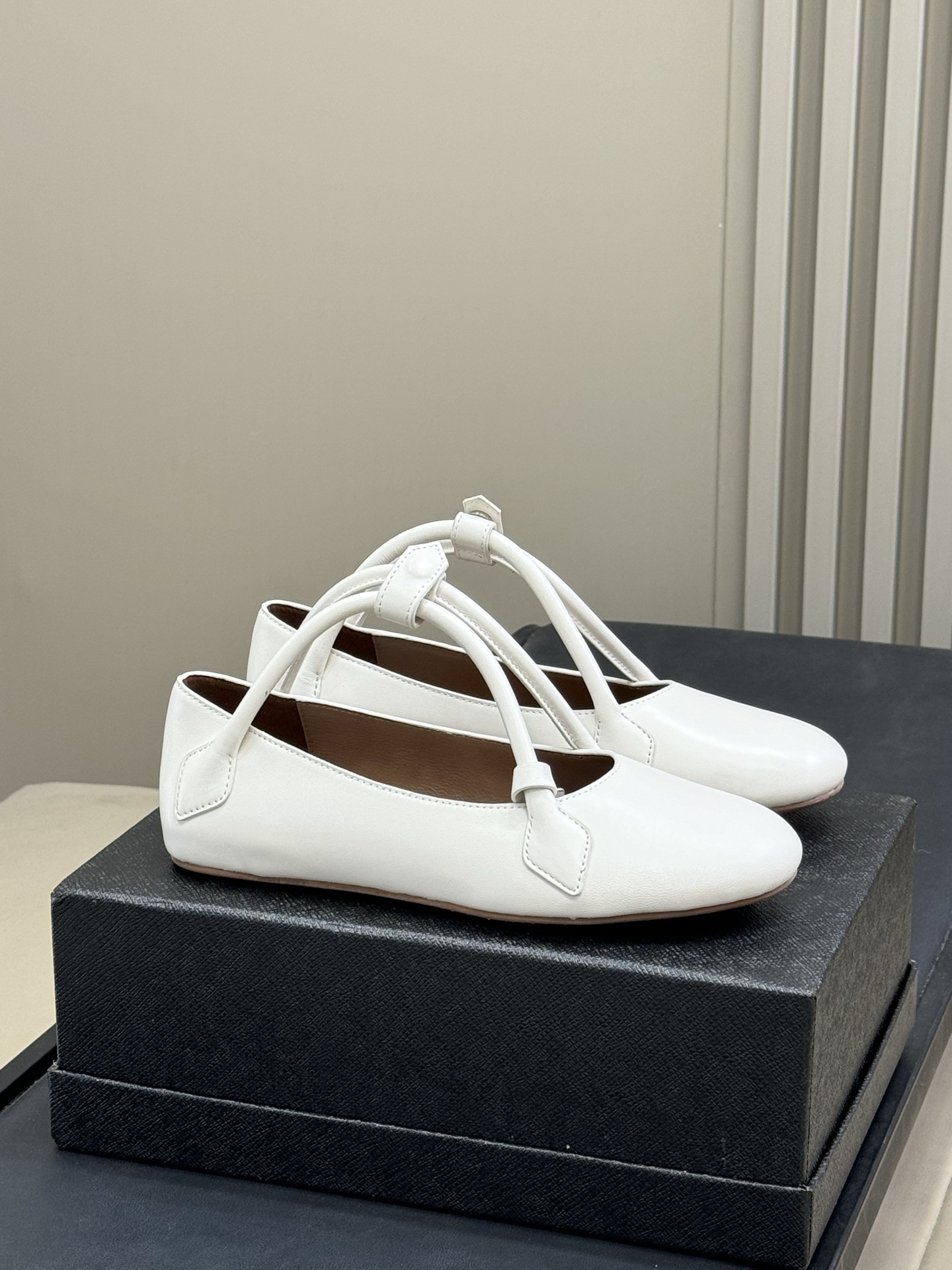 衣服基礎 鞋子就不基礎Alaia 鞋子？手袋？多 creative！ 多可愛呀！羊皮材质，柔软好穿，时髦