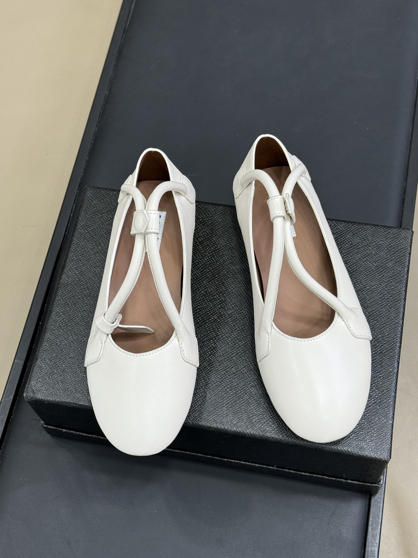 衣服基礎 鞋子就不基礎Alaia 鞋子？手袋？多 creative！ 多可愛呀！羊皮材质，柔软好穿，时髦