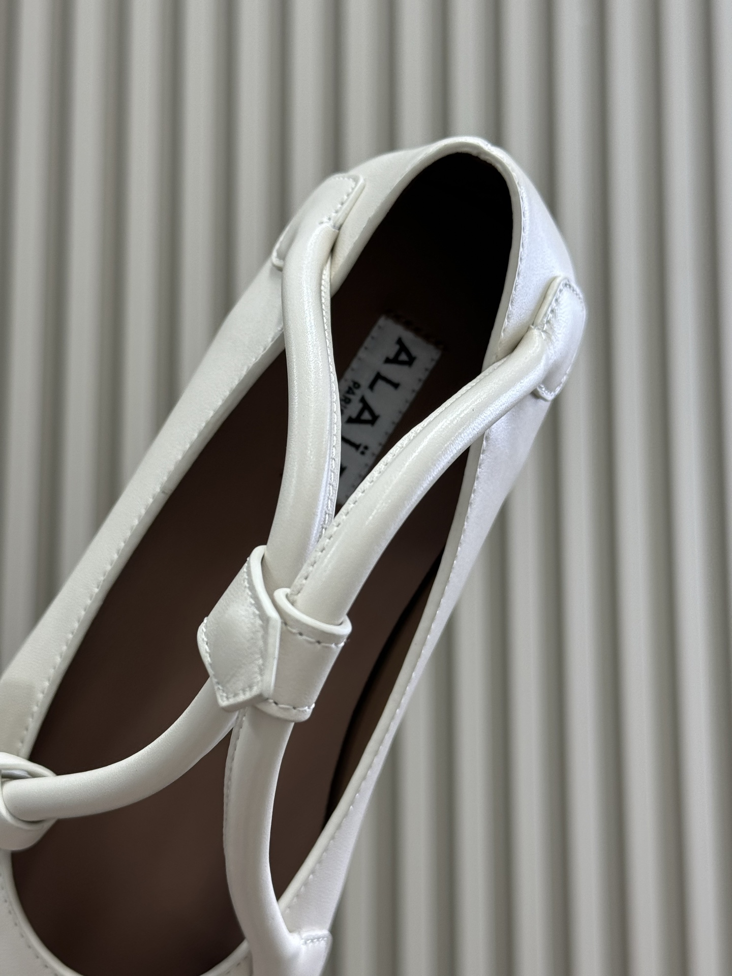 衣服基礎 鞋子就不基礎Alaia 鞋子？手袋？多 creative！ 多可愛呀！羊皮材质，柔软好穿，时髦