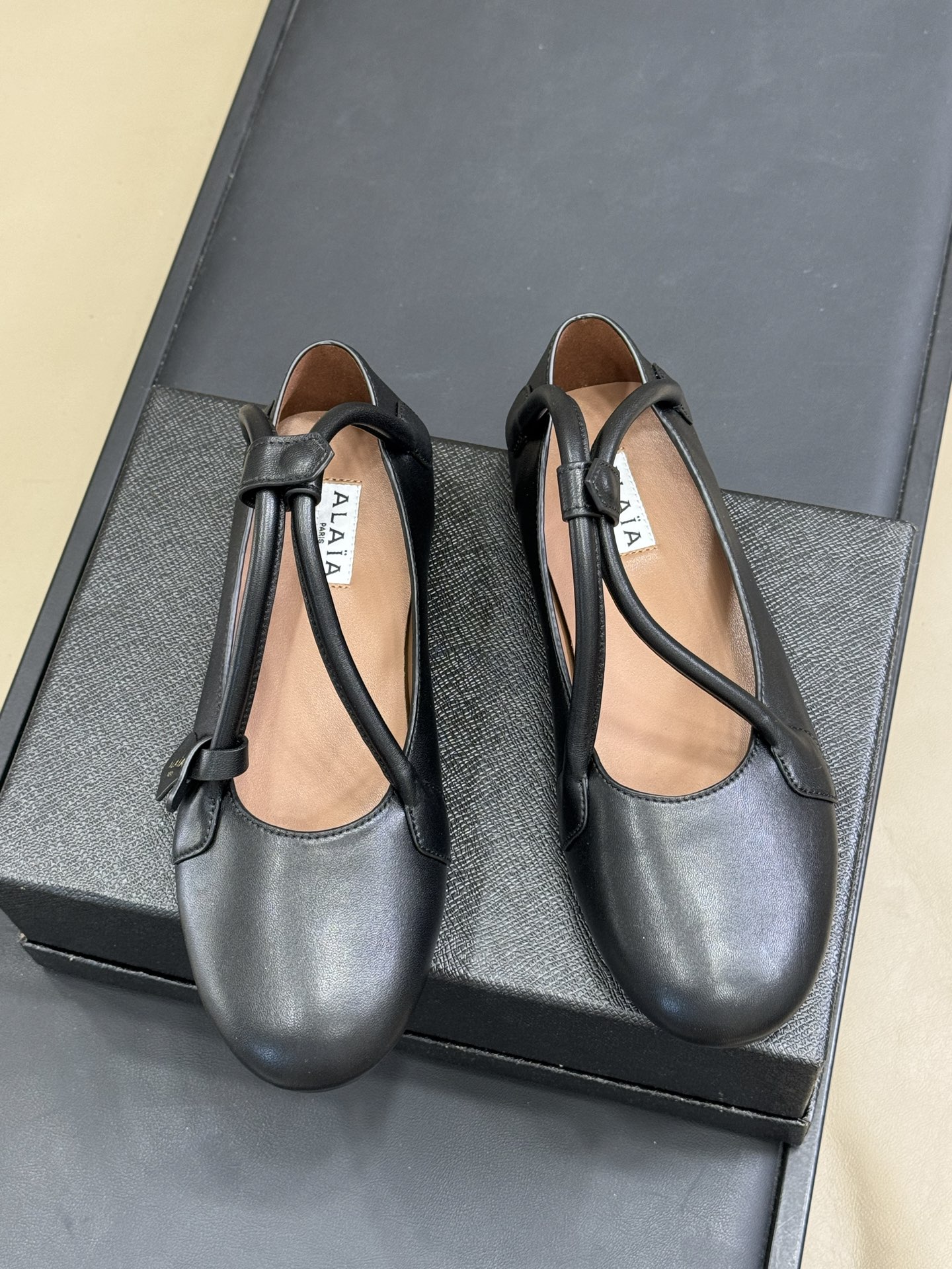 衣服基礎 鞋子就不基礎Alaia 鞋子？手袋？多 creative！ 多可愛呀！羊皮材质，柔软好穿，时髦
