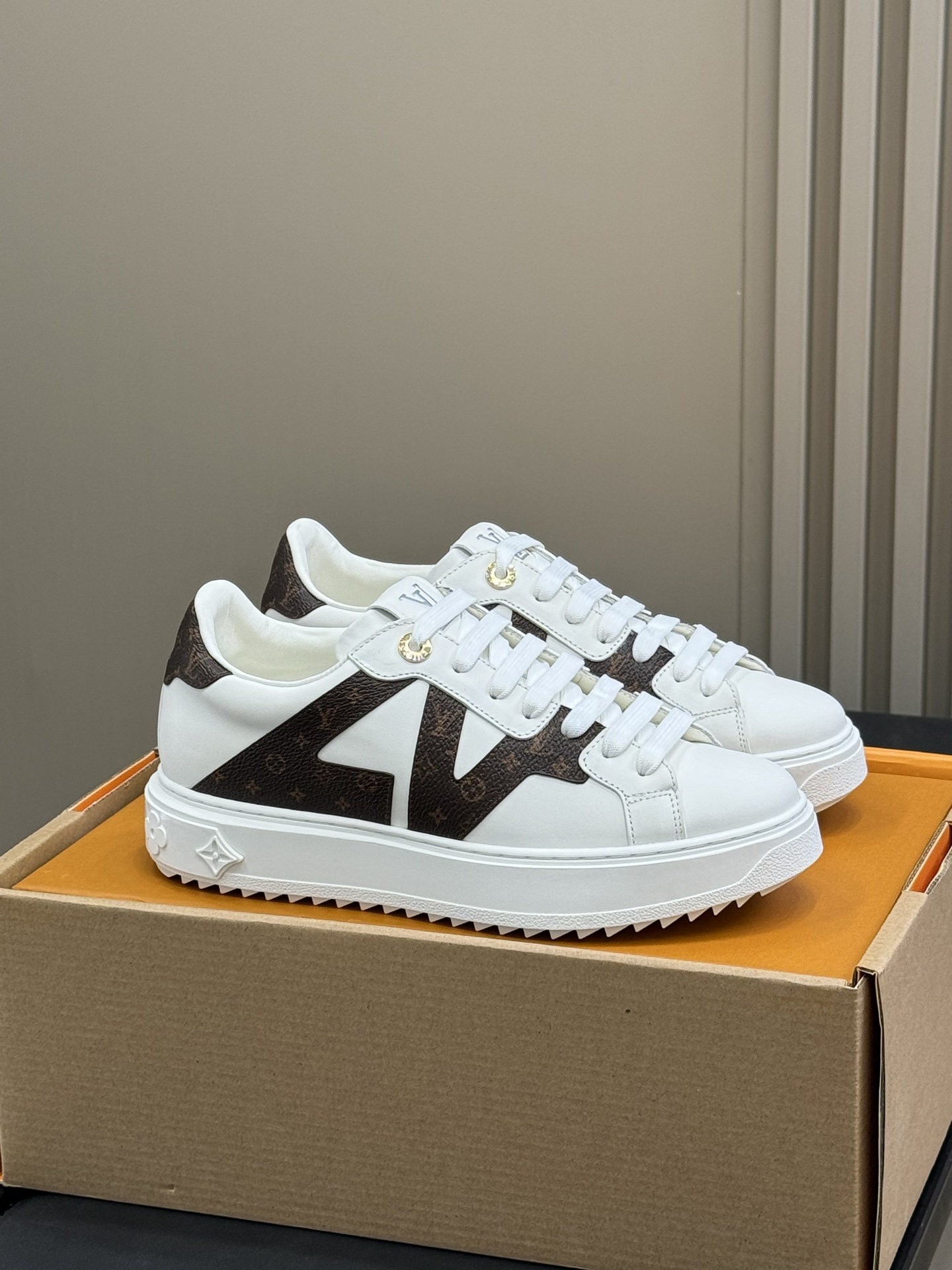 NO:494199,Top quality Louis vui...tton fw25 new arrival~ L family classic thick-soled sneakers 2025 autumn and winter new version This Time Out sneakers are made of imported canvas, illuminating the side center logo with dazzling luster. Inscription eyelets and metal textured leather trim at the rear are rich in details, and thickened rubber outsole blooms Monogram flowers. Top quality 35-41, casual shoes/sports shoes, louis vuitton, louis vuitton, sneakers19860909顶级品质 Louis vui……tton fw25 new arrival～ L家经典厚底运动鞋2025 秋冬新版面 本款Time Out 运动鞋取材进口帆布面,以耀眼光泽点亮侧面心标识.铭纹孔眼和后部金属质感皮革饰边丰富细节,加厚橡胶外底绽放 Monogram 花卉. 顶级精品35-41,休闲鞋/运动鞋,louis vuitton,louis vuitton,sneakers,Women's Shoes