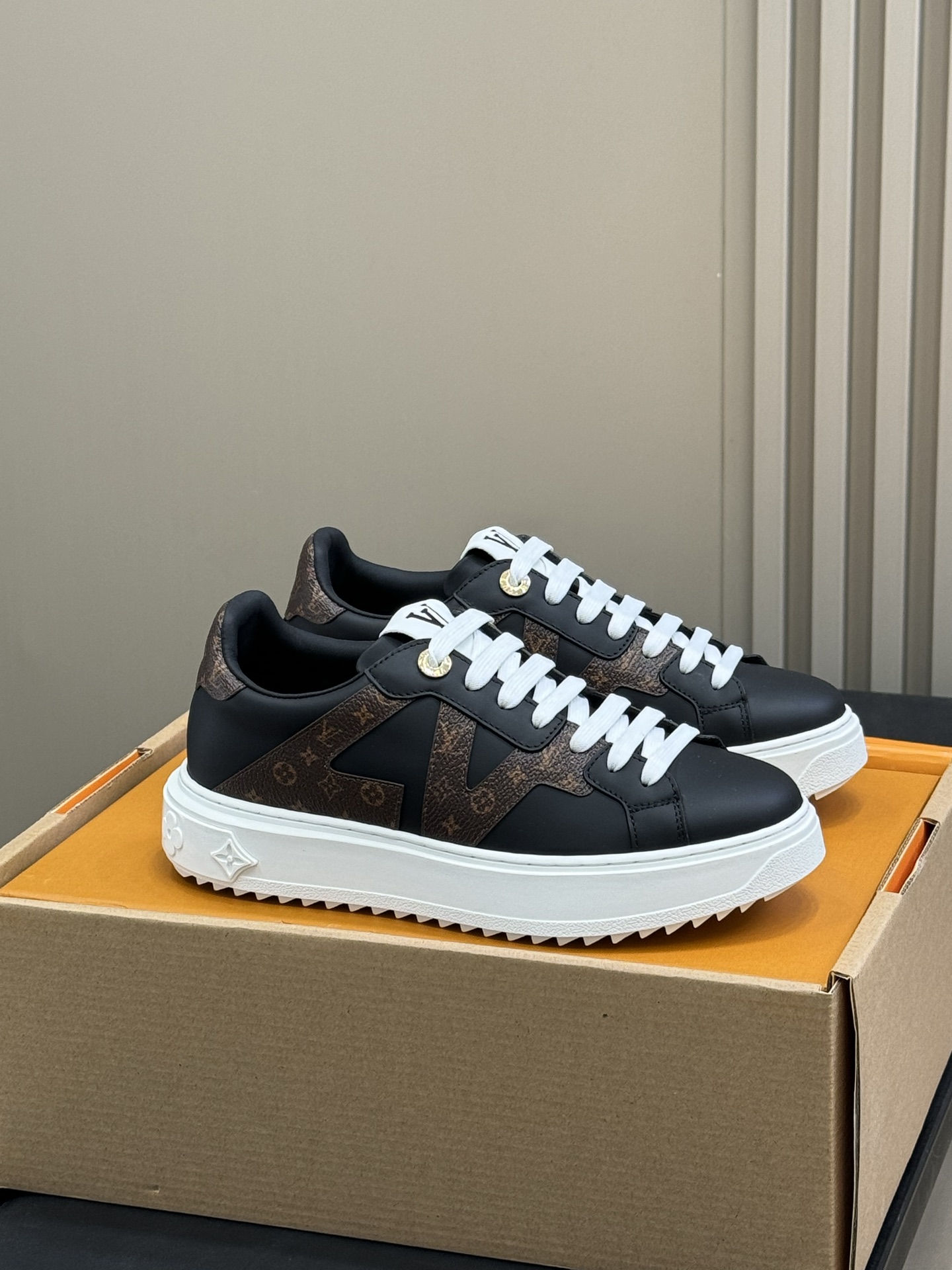 NO:512482,Top quality Louis vui...tton fw25 new arrival~ L family classic thick-soled sneakers 2025 autumn and winter new version This Time Out sneakers are made of imported canvas, illuminating the side center logo with dazzling luster. Inscription eyelets and metal textured leather trim at the rear are rich in details, and thickened rubber outsole blooms Monogram flowers. Top quality 35-41, casual shoes/sports shoes, louis vuitton, louis vuitton, sneakers19860909顶级品质 Louis vui……tton fw25 new arrival～ L家经典厚底运动鞋2025 秋冬新版面 本款Time Out 运动鞋取材进口帆布面,以耀眼光泽点亮侧面心标识.铭纹孔眼和后部金属质感皮革饰边丰富细节,加厚橡胶外底绽放 Monogram 花卉. 顶级精品35-41,休闲鞋/运动鞋,louis vuitton,louis vuitton,sneakers,Women's Shoes