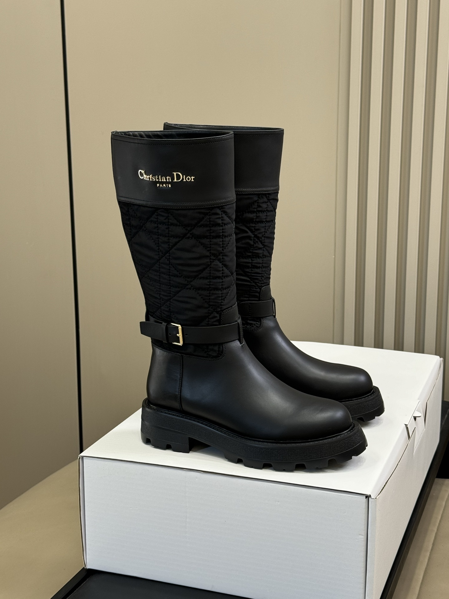 Dior fw25 new arrival～cd25秋冬新款战靴，太美了呀小牛皮拼接羽绒布，藤格纹加持，
