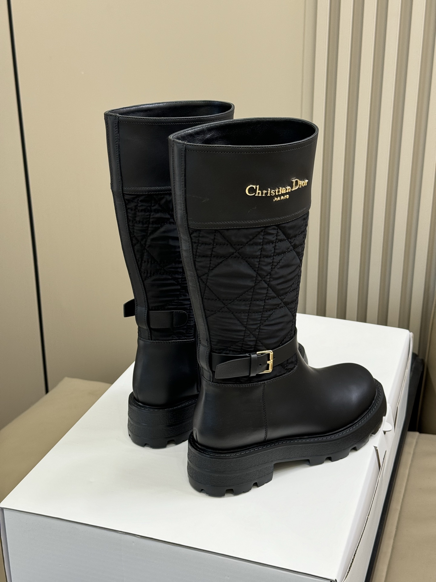 Dior fw25 new arrival～cd25秋冬新款战靴，太美了呀小牛皮拼接羽绒布，藤格纹加持，