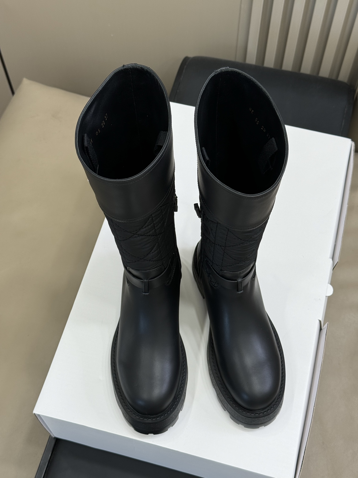 Dior fw25 new arrival～cd25秋冬新款战靴，太美了呀小牛皮拼接羽绒布，藤格纹加持，