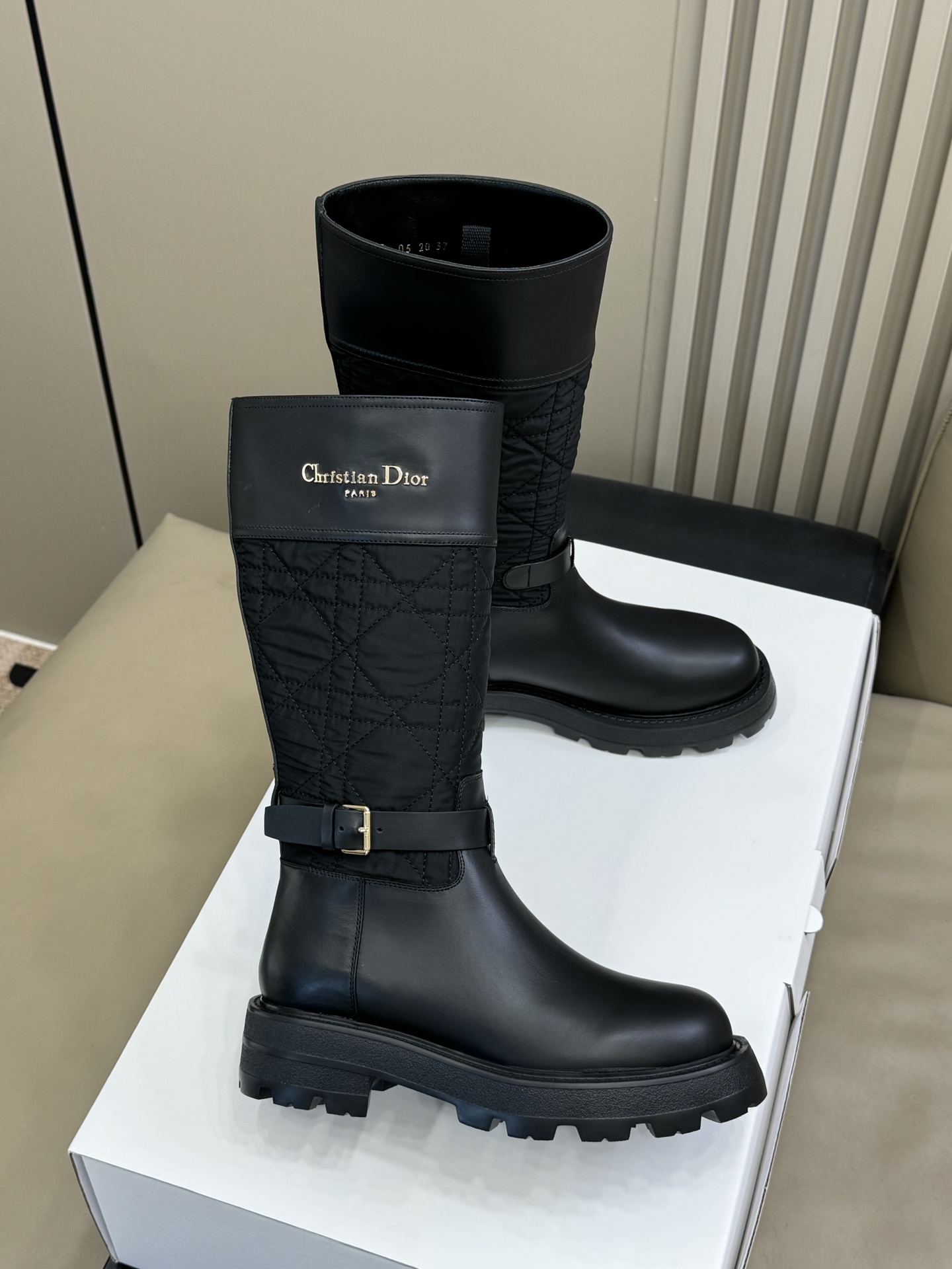 Dior fw25 new arrival～cd25秋冬新款战靴，太美了呀小牛皮拼接羽绒布，藤格纹加持，