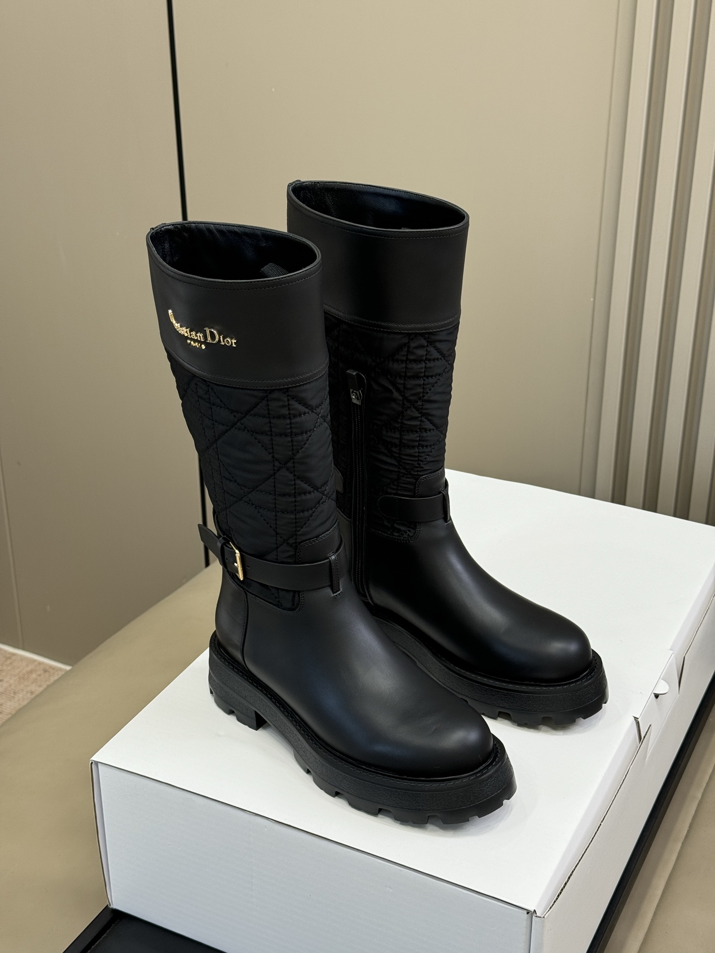 Dior fw25 new arrival～cd25秋冬新款战靴，太美了呀小牛皮拼接羽绒布，藤格纹加持，