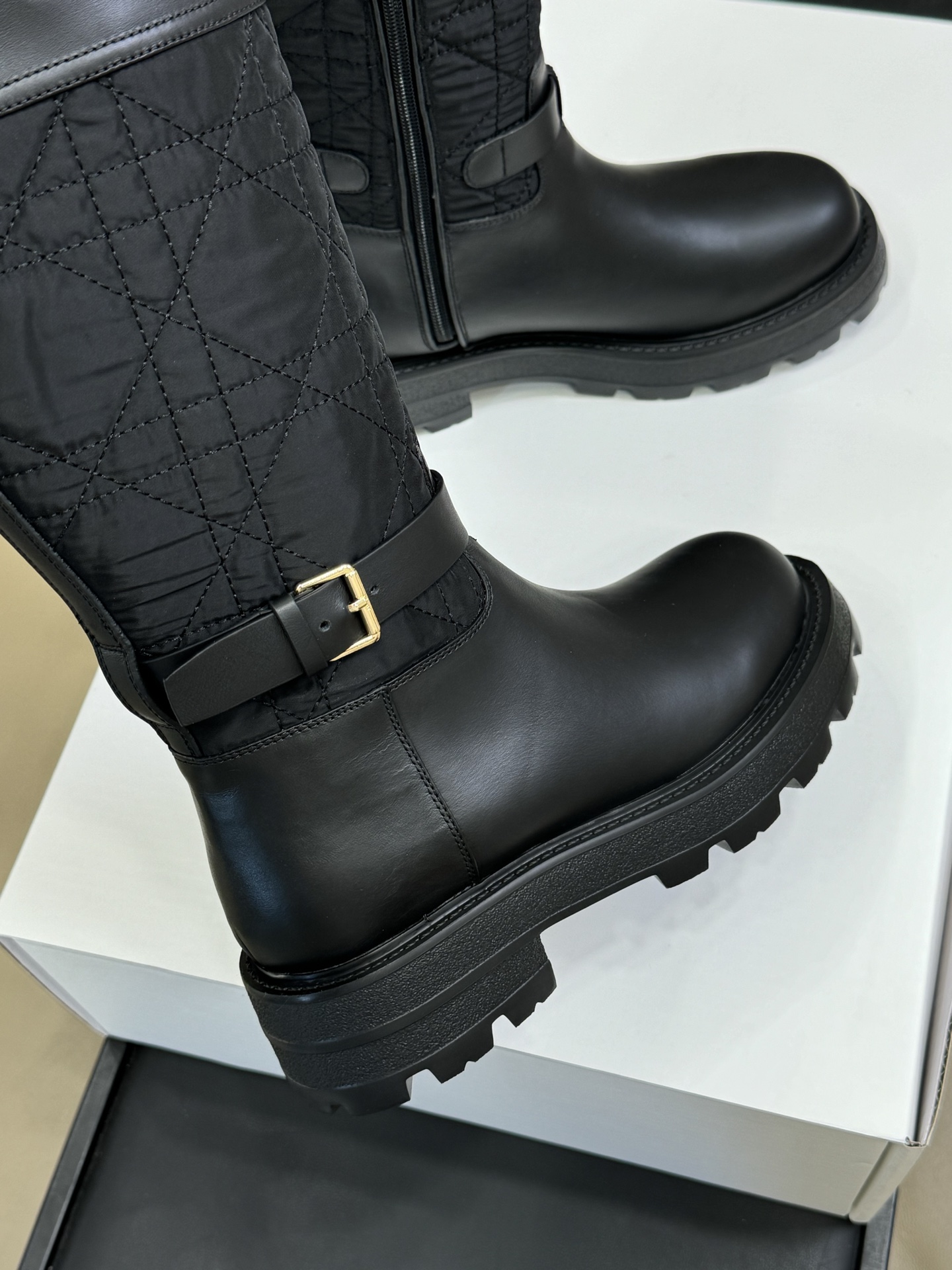 Dior fw25 new arrival～cd25秋冬新款战靴，太美了呀小牛皮拼接羽绒布，藤格纹加持，