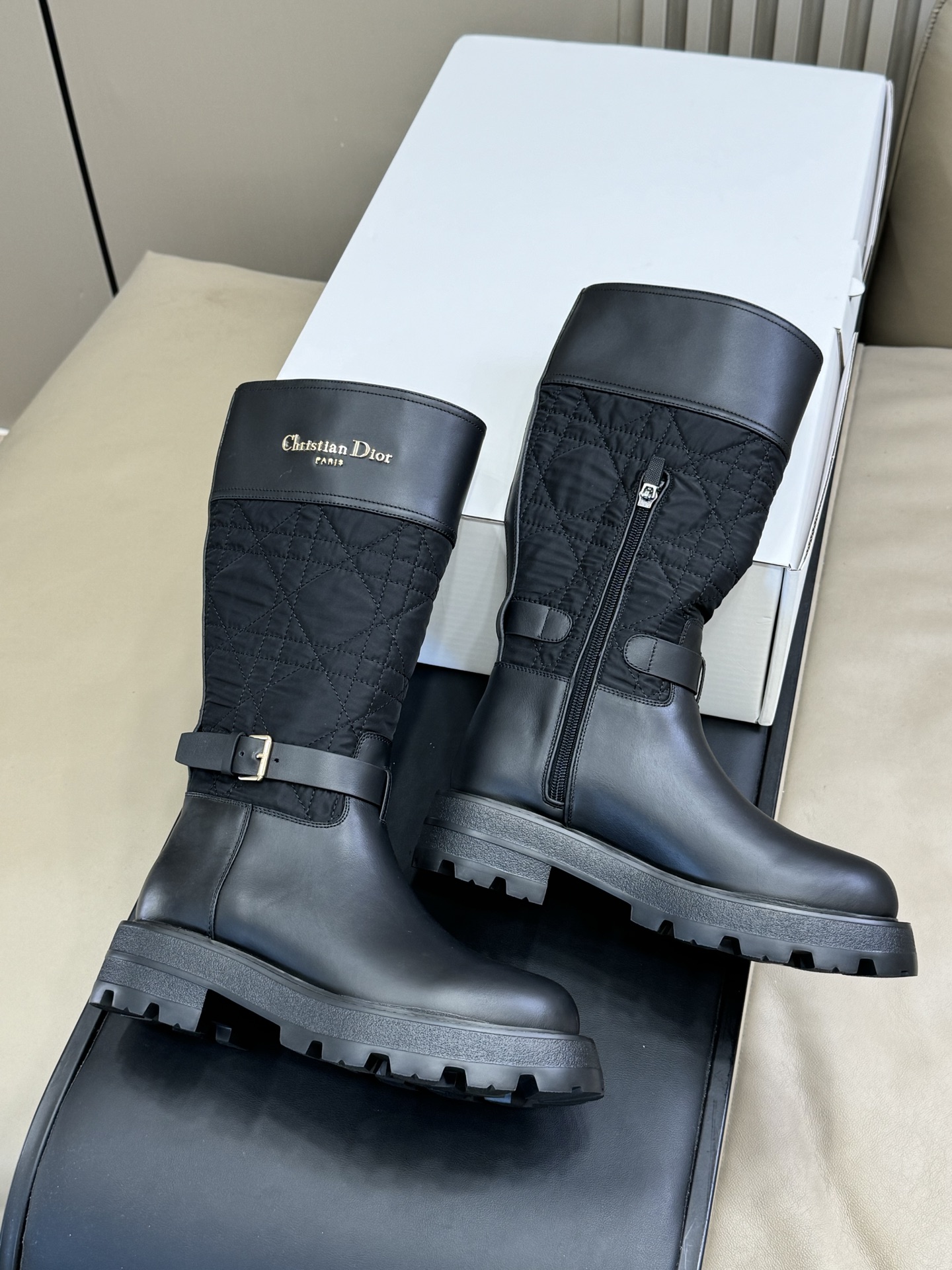 Dior fw25 new arrival～cd25秋冬新款战靴，太美了呀小牛皮拼接羽绒布，藤格纹加持，