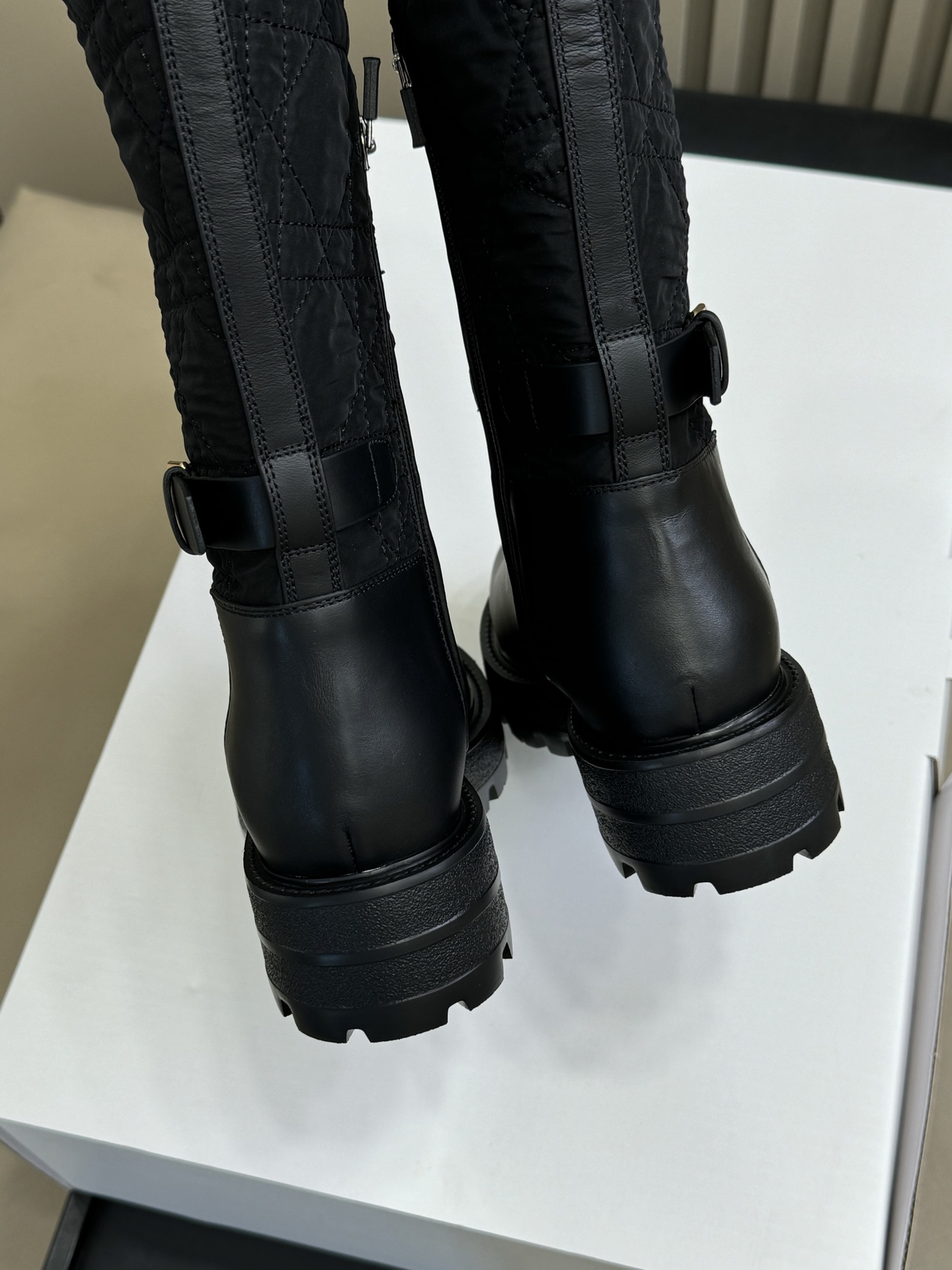 Dior fw25 new arrival～cd25秋冬新款战靴，太美了呀小牛皮拼接羽绒布，藤格纹加持，