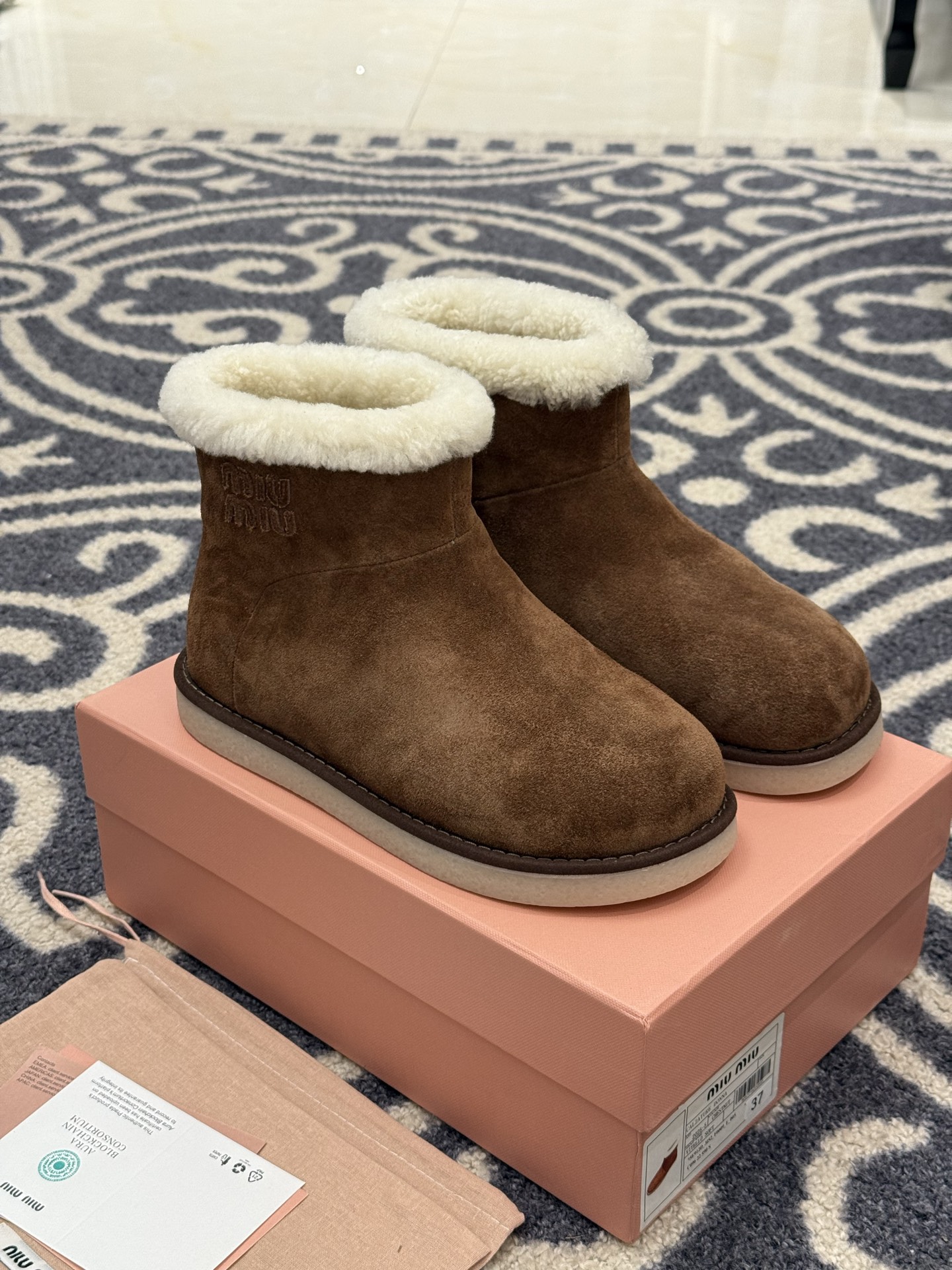 NO:563540,Top quality miumiu fw25 new arrival~ Miu's 25 new autumn and winter snow boots. Of course, the gentle care of fur is indispensable in the cold winter. The upper is suede cowhide, with a delicate and gentle texture. It is a good-looking and easy-to-wear item. Close your eyes, size 35-41, snow boots, miumiu, boots, cowhide19860909顶级品质 miumiu fw25 new arrival～ miu家25秋冬雪地靴新品 寒冬里当然少不了皮毛一体材质的温柔呵护 鞋面反绒牛皮,质地细腻温柔, 好看有好穿的单品.闭眼入 size 35-41,雪地靴,miumiu,boots,cowhide,Women's Shoes