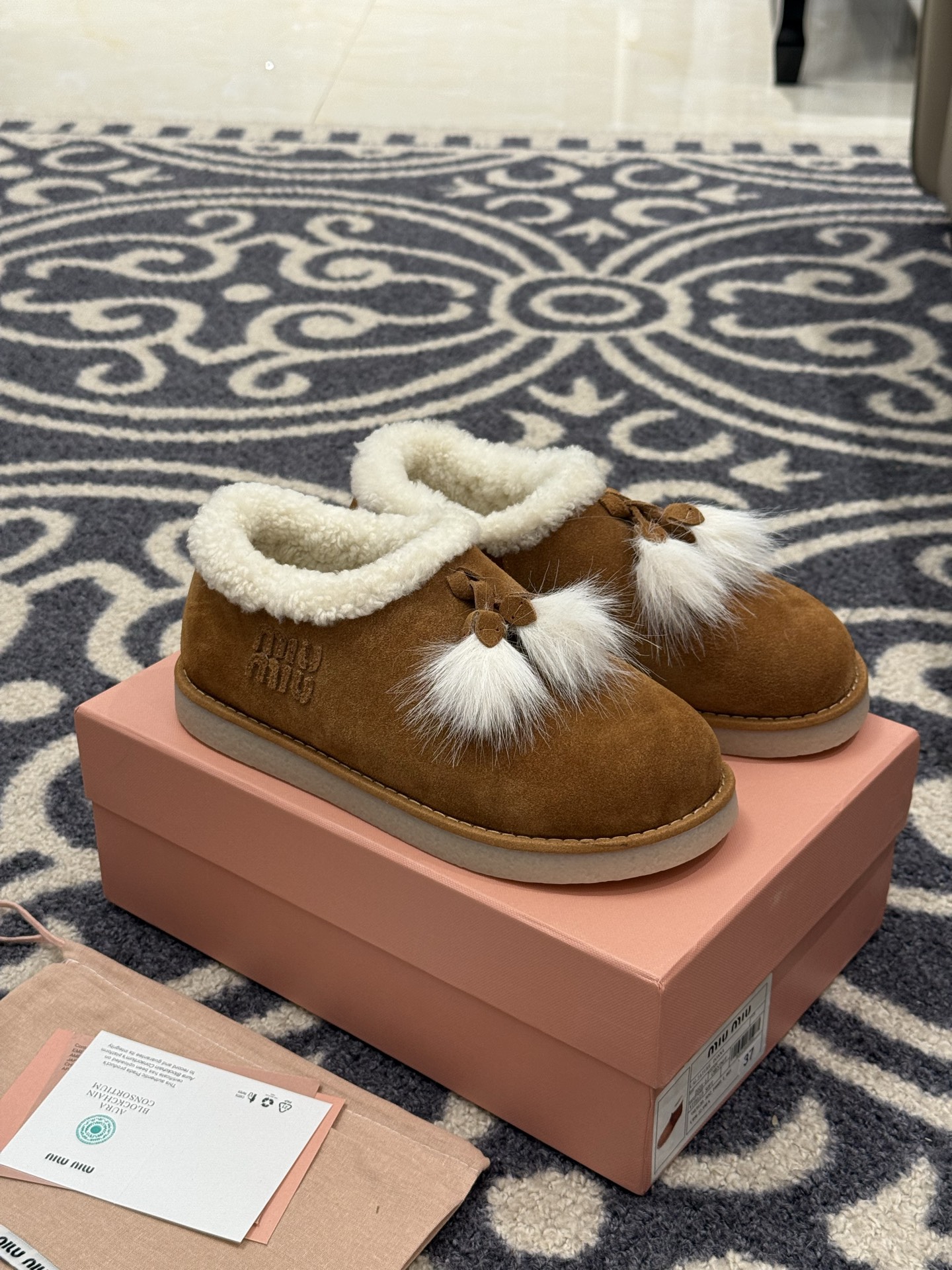 NO:563558,Top quality miumiu fw25 new arrival~ miujia25 autumn and winter tassel snow boots. Small wool decorations, so cute. Of course, the gentle care of fur is indispensable in the cold winter. The upper is suede cowhide, with a delicate and gentle texture. It is a good-looking and easy-to-wear item. Close your eyes, size 35-41, snow boots, miumiu, boots, cowhide19860909顶级品质 miumiu fw25 new arrival～ miu家25秋冬流苏雪地靴 羊毛小装饰,好可爱 寒冬里当然少不了皮毛一体材质的温柔呵护 鞋面反绒牛皮,质地细腻温柔, 好看有好穿的单品.闭眼入 size 35-41,雪地靴,miumiu,boots,cowhide,Women's Shoes