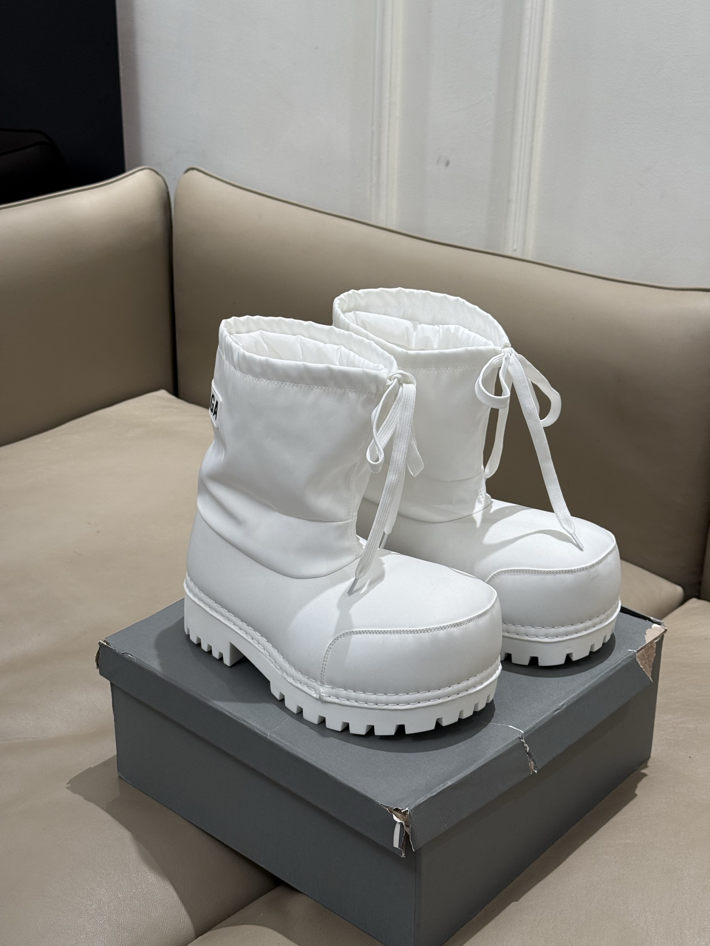 NO:559276,Balenciaga ski series boots, shoes for rolling in the snow, good-looking and warm. Balenciaga has launched Alaska boots specially developed for arctic snow scenes. These boots have oversized proportions and foam structure, and the fabrics include nylon, leather and artificial fur. Couple size 35-47 (men), snow boots, balenciaga, balenciaga, boots19860909巴黎世家 滑雪系列靴子 雪地打滚的鞋子,又好看又保暖 Balenciaga推出了专为北极雪地场景研发的阿拉斯加靴.这款靴子有着超大比例和泡沫结构,面料包括尼龙、皮革和人造毛皮 情侣size 35-47（男）,雪地靴,balenciaga,balenciaga,boots,Women's Shoes