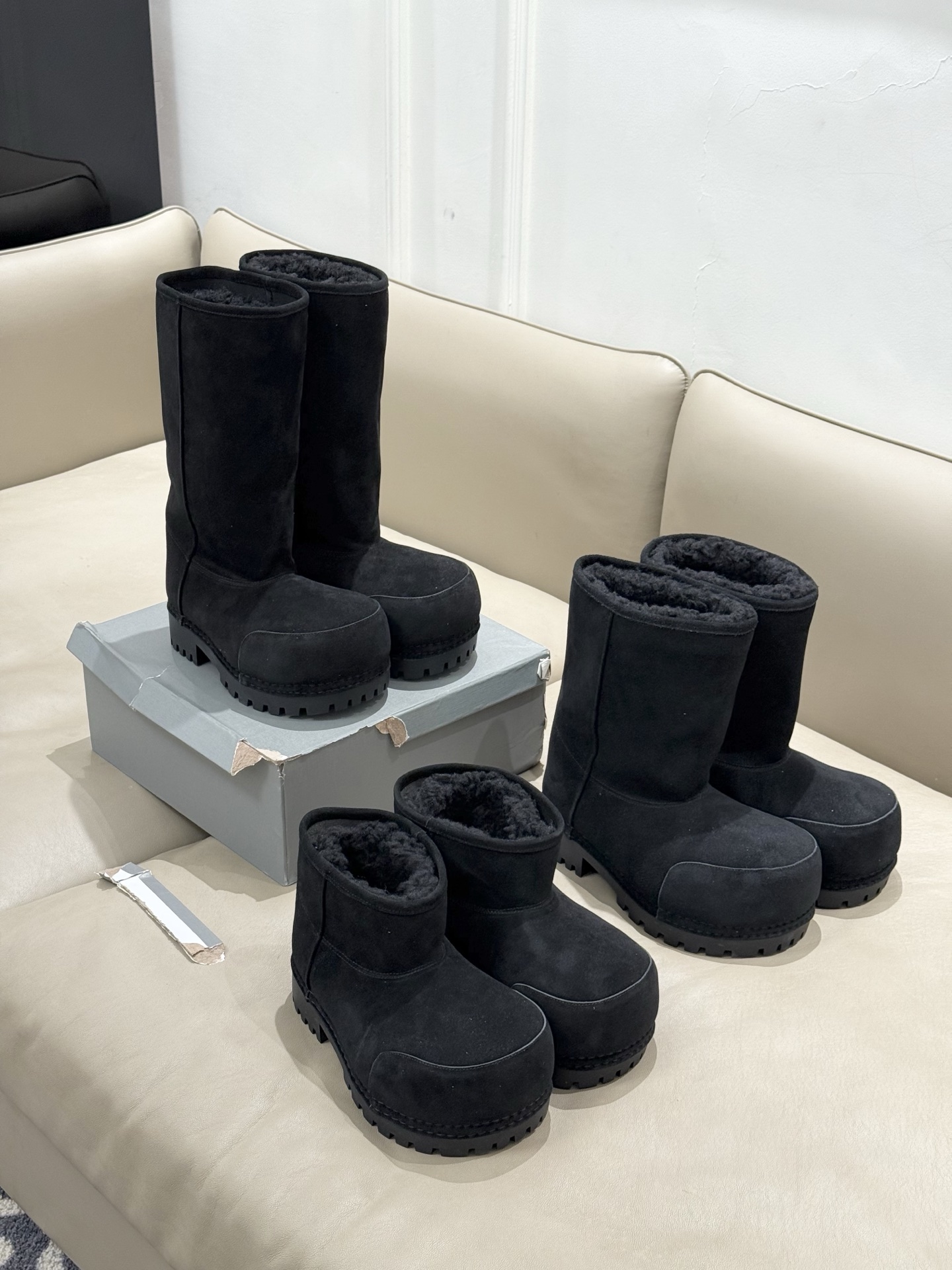NO:559282,Balenciaga big-toe snow boots, a classic big-toe piece, haha, how do you make your legs look thin? It’s not that it’s not ugly, it’s really good-looking. Cow suede upper, fur integrated lining. Three colors and three heights available. Couple size 35-47, short, medium, high, snow boots, balenciaga, boots, chamois leather19860909巴黎世家大头雪地靴 经典大头作品哈哈,怎么会显腿细啊 不是真的不难看,真的很好看呀 牛麂皮鞋面,皮毛一体内里 三个颜色、三个高度可选 情侣size 35-47 矮 中 高,雪地靴,balenciaga,boots,chamois leather,Women's Shoes