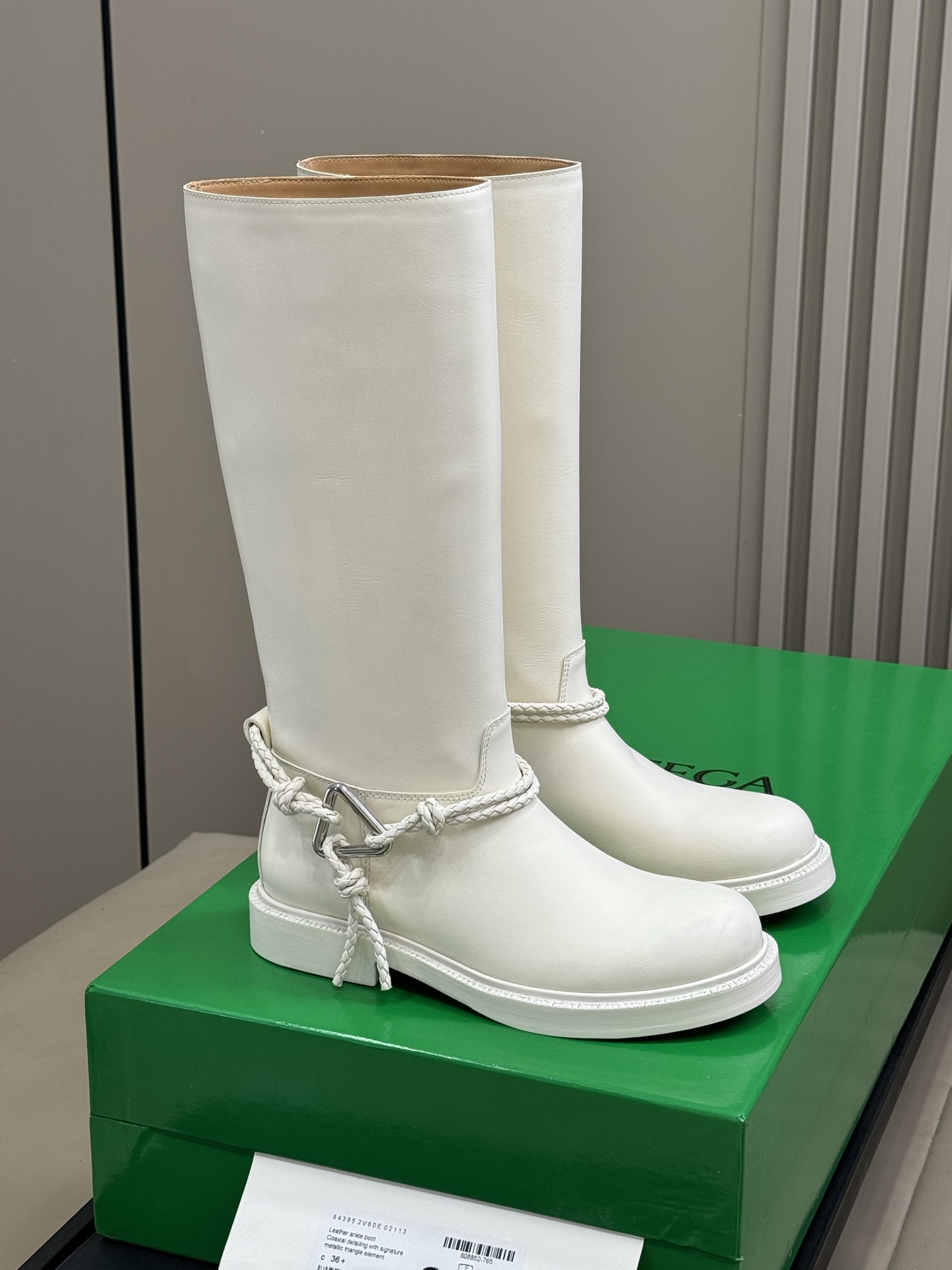 NO:707873,BV Knot Boots | Autumn and winter 'combat boots' pre-order, fashion people are rushing to buy BV girls, look over!  This pair of rope boots must be locked. The classic rope braid wraps around the boot body, with the iconic triangular metal buckle, and the black and silver collision comes with a cool filter. Wearing it directly transforms into a street girl, with an aura of 2.8 meters. The short boot shape shows long legs. Whether it is worn with floor-length jeans for a casual and relaxed look, or with a miniskirt for a hot girl style, or even with suit pants for an elite route in the workplace, it can be perfectly adapted. It is the 'master key' to autumn and winter wear.  Sisters who are struggling with autumn and winter boots, close your eyes and rush!  size 35-41,boots,bottega veneta,boots,skirts,jeans,business suit19860909BV 绳结靴|秋冬“战靴”预定,时尚人都在抢淡BV 女孩看过来！这双绳结靴必须锁死 经典绳结编织缠绕靴身,搭配标志性三角金属扣,黑银碰撞自带酷飒滤镜,穿上直接化身街头拽姐,气场两米八 短靴型超显腿长,不管是配拖地牛仔裤走随性松弛感,还是搭迷你裙玩辣妹风,甚至配西装裤走职场精英路线,都能完美适配,秋冬穿搭“万能钥匙”就是它 纠结秋冬靴子的姐妹,闭眼冲！ size 35-41,靴子,bottega veneta,boots,skirts,jeans,business suit,Women's Shoes