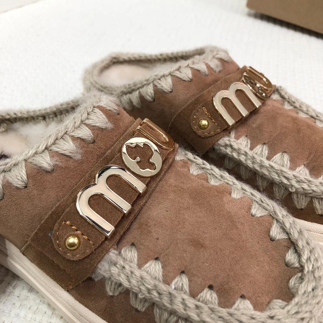 NO:563330,Ever since I got to know mou, I will never buy u again. Who can resist such soft and warm shoes in winter? It’s not too much to call them the best matching color besides black, right?  It is simply the color of the four seasons, paired with your favorite coat, it is so beautiful!  The golden mousse embellishment makes it more elegant and classy!  Made of one-piece fur material, high-end and comfortable, semi-furry shoes19860909自从知道了mou,就再也不先买u唧唧了谁能在冬天拒绝这么软软暖暖的鞋子呢称之为除黑色以外最好配的颜色不过分吧？简直就是四季色,配上自己心爱的大衣,美滋滋！金色mou点缀更加大气上档次！ 皮毛一体材质,高级舒适,半拖毛毛鞋,Women's Shoes