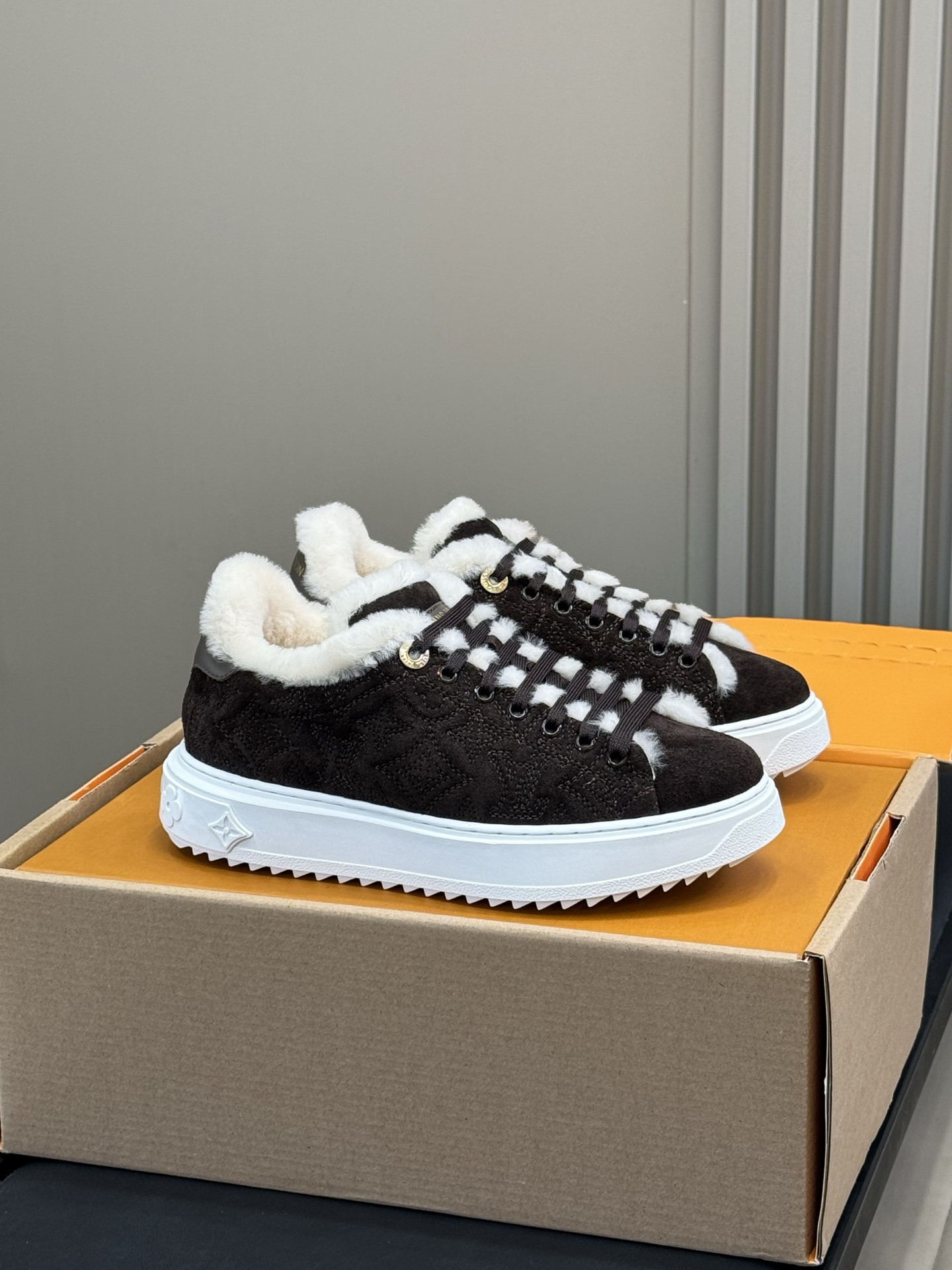 NO:559269,LV fw 25 new arrival～ lv 25 autumn and winter time out new sports shoes. The upper is integrated with embroidery technology, and the inner fur is made of one piece. It is exquisite and beautiful, increases height and keeps warm; it is so nice. size 35-41, casual shoes/sports shoes, louis vuitton, sneakers19860909LV fw 25 new arrival～ lv 25秋冬time out运动鞋新品 鞋面融入刺绣工艺,内里皮毛一体材质 精致好看,增高 保暖；太nice了吧 size 35-41,休闲鞋/运动鞋,louis vuitton,sneakers,Women's Shoes