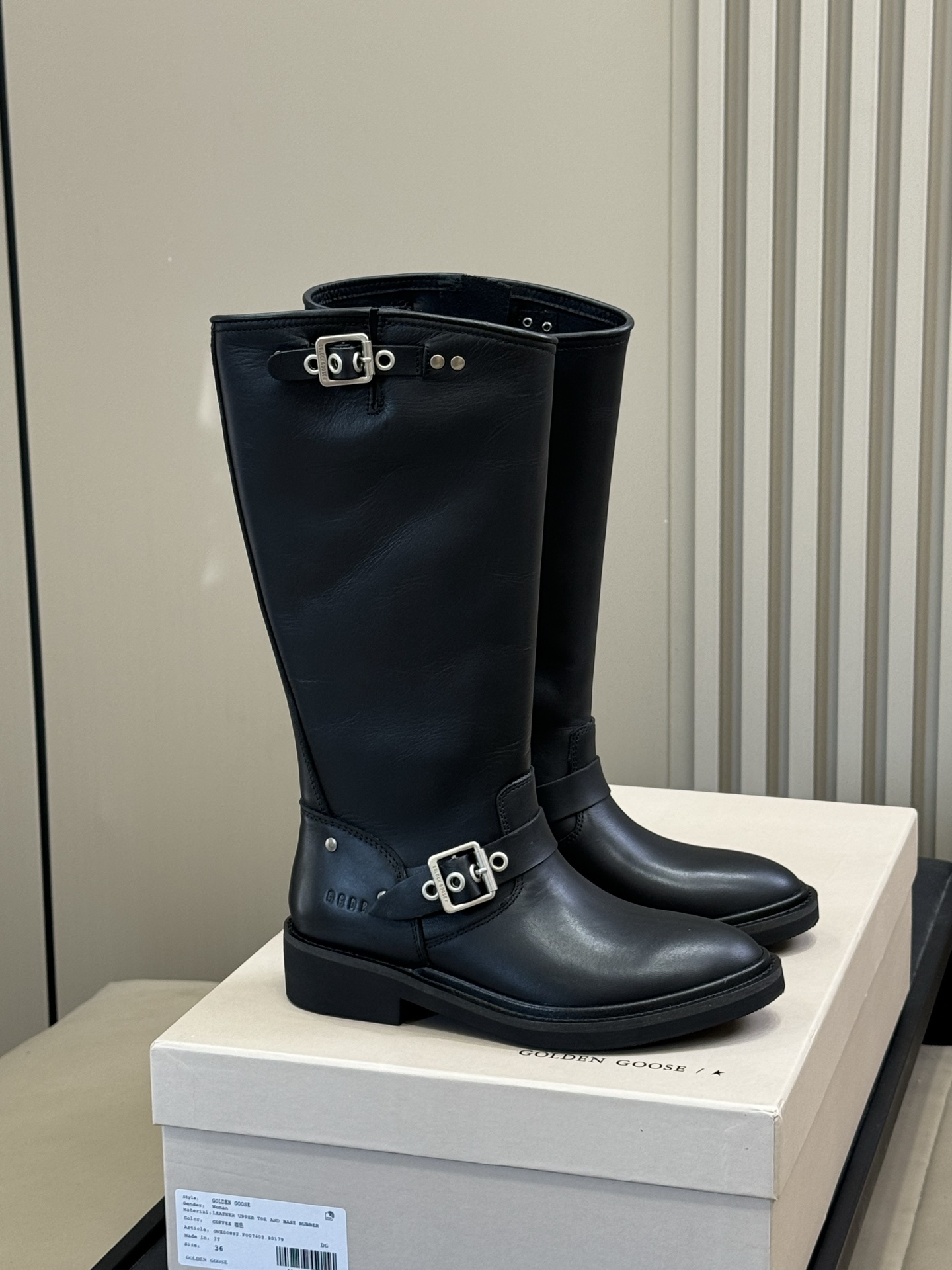 NO:559266,ggdb fw25 new arrival～ ggdb 25 new autumn and winter high boots, simple and elegant style, two small buckles decoration, not too much, not too little, just right!  The calfskin texture is great and feels good in the hand!  size 35-40,boots,cowhide19860909ggdb fw25 new arrival～ ggdb 25秋冬高靴新品 简约大方的款式,两个小搭扣装饰、不多不少刚刚好！ 小牛皮质感很赞,手感很好！ size 35-40,靴子,boots,cowhide,Women's Shoes