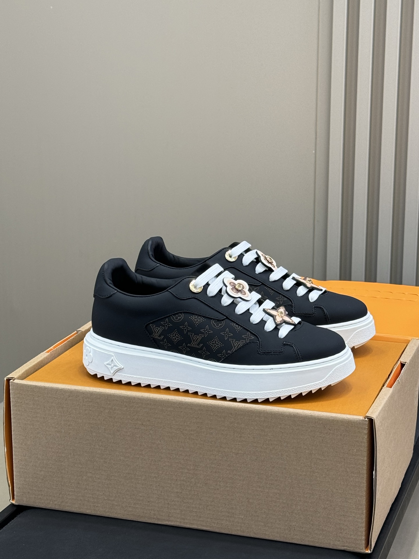 NO:563341,Top quality lV fw25 new arrival~ lv timeout 25 autumn and winter new products. Carved upper, control of high-end decorative flowers is also so exquisite, removable!  The calfskin material is excellent, increases height and looks good, size 35-41, casual shoes/sports shoes, louis vuitton, sneakers, cowhide19860909顶级品质 lV fw25 new arrival～ lv timeout 25秋冬新品 雕花帮面,控制高级装饰花朵也好精致呀,可拆卸的！ 小牛皮材质极好,增高好看 size 35-41,休闲鞋/运动鞋,louis vuitton,sneakers,cowhide,Women's Shoes