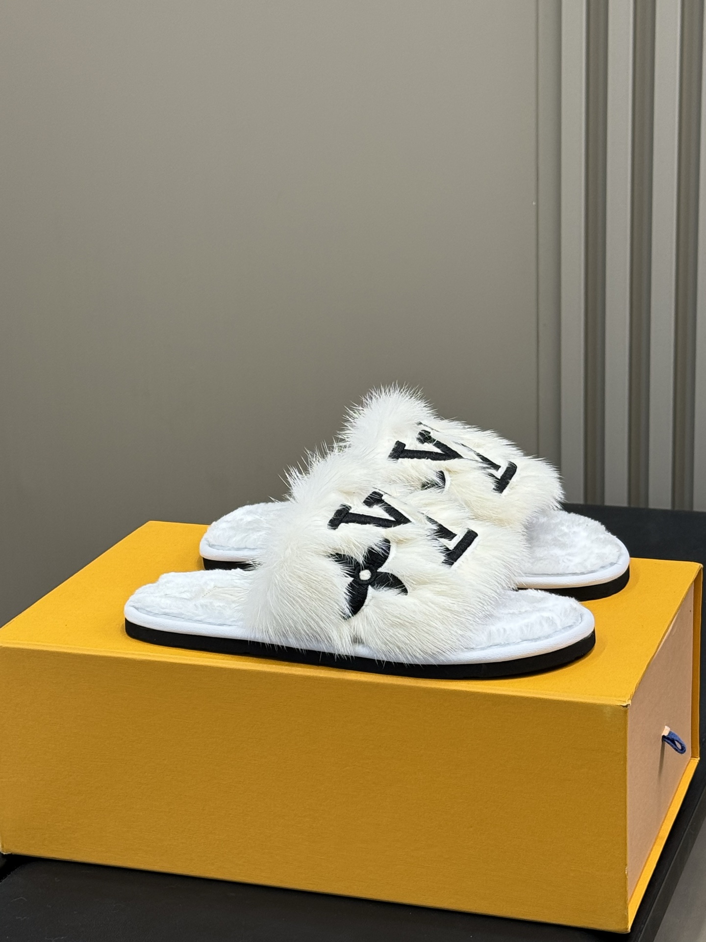 NO:563326,Top quality louis vuitt...on classic home slippers. Mink fur material, full of high-end feel. Light and comfortable, real mink, unparalleled touch. Top quality 35-41, fur shoes and slippers, louis vuitton, slippers19860909顶级品质 louis vuitt…on 经典家居拖鞋 水貂毛材质,高级感拉满 轻薄舒适,真水貂,触感无与伦比 顶级精品35-41,毛毛鞋拖鞋,louis vuitton,slippers,Women's Shoes