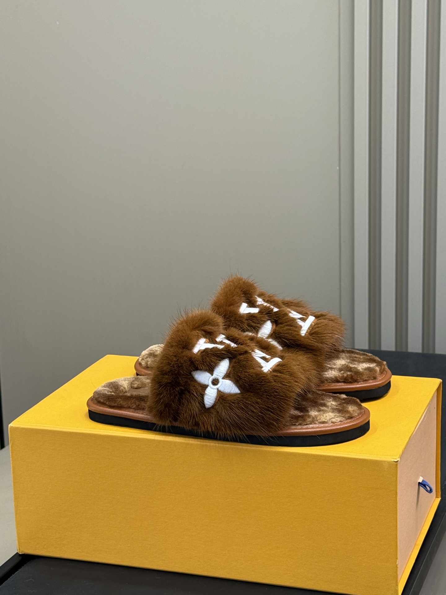 NO:562155,, louis vuitt…on classic home slippers made of mink fur, full of high-end feel, thin and comfortable, real mink, unparalleled touch, top quality 35-42 (customized at 40.41.42), furry shoes and slippers, louis vuitton, slippers19860909,louis vuitt…on 经典家居拖鞋 水貂毛材质,高级感拉满 轻薄舒适,真水貂,触感无与伦比 顶级精品35-42（40.41.42订做）,毛毛鞋拖鞋,louis vuitton,slippers,Women's Shoes