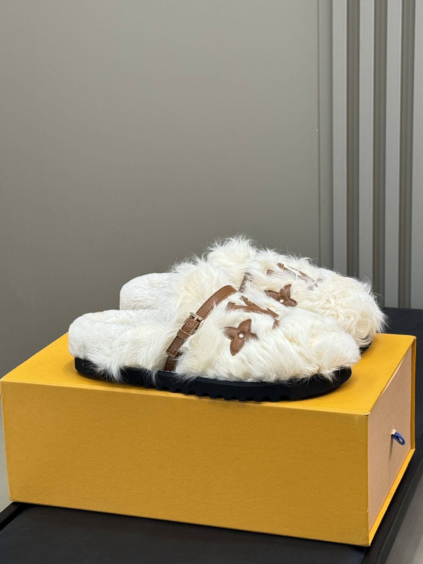 NO:563360,Top-quality LV Tuscan wool half-pants, a little loose and messy, yet a little refined and fashionable, a fashionable autumn and winter item for delicate girls!  The upper is made of toka wool, and the foot pads are made of fur. They are warm and fashionable, and they look great. Size 35-42, semi-fleece shoes, louis vuitton19860909顶级品质 lv 托斯卡纳羊毛半拖 带点松弛凌乱中带点精致时髦气息,给精致女孩的秋冬时髦单品！ 鞋面托卡羊毛,垫脚皮毛一体 温暖时髦,好看极了 size 35-42,半拖毛毛鞋,louis vuitton,Women's Shoes