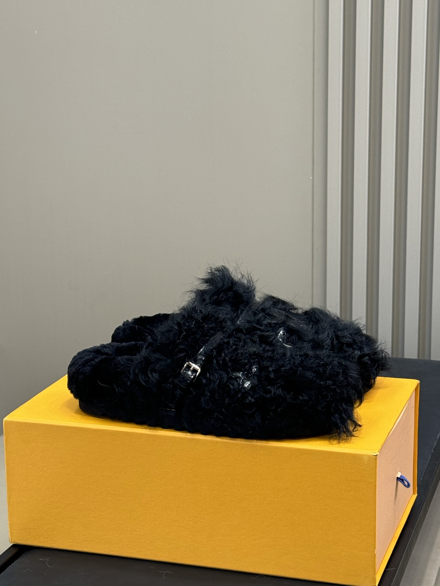 NO:563356,Top-quality LV Tuscan wool half-pants, a little loose and messy, yet a little refined and fashionable, a fashionable autumn and winter item for delicate girls!  The upper is made of toka wool, and the foot pads are made of fur. They are warm and fashionable, and they look great. Size 35-42, semi-fleece shoes, louis vuitton19860909顶级品质 lv 托斯卡纳羊毛半拖 带点松弛凌乱中带点精致时髦气息,给精致女孩的秋冬时髦单品！ 鞋面托卡羊毛,垫脚皮毛一体 温暖时髦,好看极了 size 35-42,半拖毛毛鞋,louis vuitton,Women's Shoes