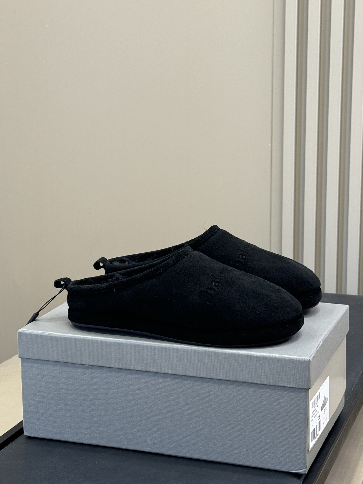 NO:563342,Top quality balenciaga fw 25 new arrival~ B's 20 autumn and winter fur all-in-one thin-soled Boken half-slippers, simple and good-looking, suitable for boys and girls to wear casually, warm winter items, couple size 35-41, half-shoes, balenciaga19860909顶级品质 balenciaga fw 25 new arrival～ B家20秋冬皮毛一体 薄底博肯半拖 简约好看,男生女生 随便穿都洋气 暖暖过冬单品 情侣size 35-41,半拖毛毛鞋,balenciaga,Women's Shoes