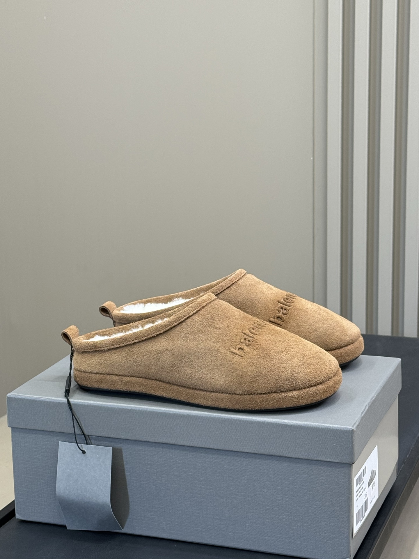 NO:563347,Top quality balenciaga fw 25 new arrival~ B's 20 autumn and winter fur all-in-one thin-soled Boken half-slippers, simple and good-looking, suitable for boys and girls to wear casually, warm winter items, couple size 35-41, half-shoes, balenciaga19860909顶级品质 balenciaga fw 25 new arrival～ B家20秋冬皮毛一体 薄底博肯半拖 简约好看,男生女生 随便穿都洋气 暖暖过冬单品 情侣size 35-41,半拖毛毛鞋,balenciaga,Women's Shoes