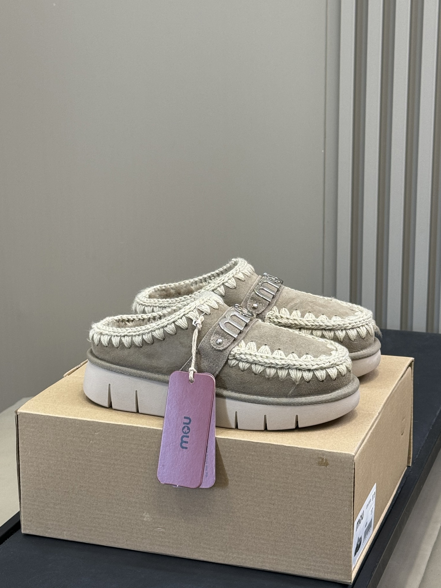 NO:563370,Top quality mou fur one-piece shoes. The orange color is as warm as fallen leaves. It strongly announces the arrival of autumn. Step on the pair of wool slippers with mink fur embellishment on a slightly cool morning and step out your own style statement. Imagine walking on a somewhat gray street. The contrasting colors under your feet seem to add infinite vitality. The pink color is as gentle and charming as the afterglow of the sunset. Stand out in the crowd!  size 35-41, semi-slippers, slippers19860909顶级品质 mou 皮毛一体鞋鞋 橘红如落叶般的热烈 强烈的宣告入秋,在微凉的早晨踏上那双带有貂毛点缀的羊毛拖鞋,一步步踏出自己的风格宣言. 想像走在有点灰色的街头 脚下的撞色色彩像是增添了无限的生气 桃红色如夕阳余晖般的温柔而迷人 在人群中脱颖而出！ size 35-41,半拖毛毛鞋,slippers,Women's Shoes