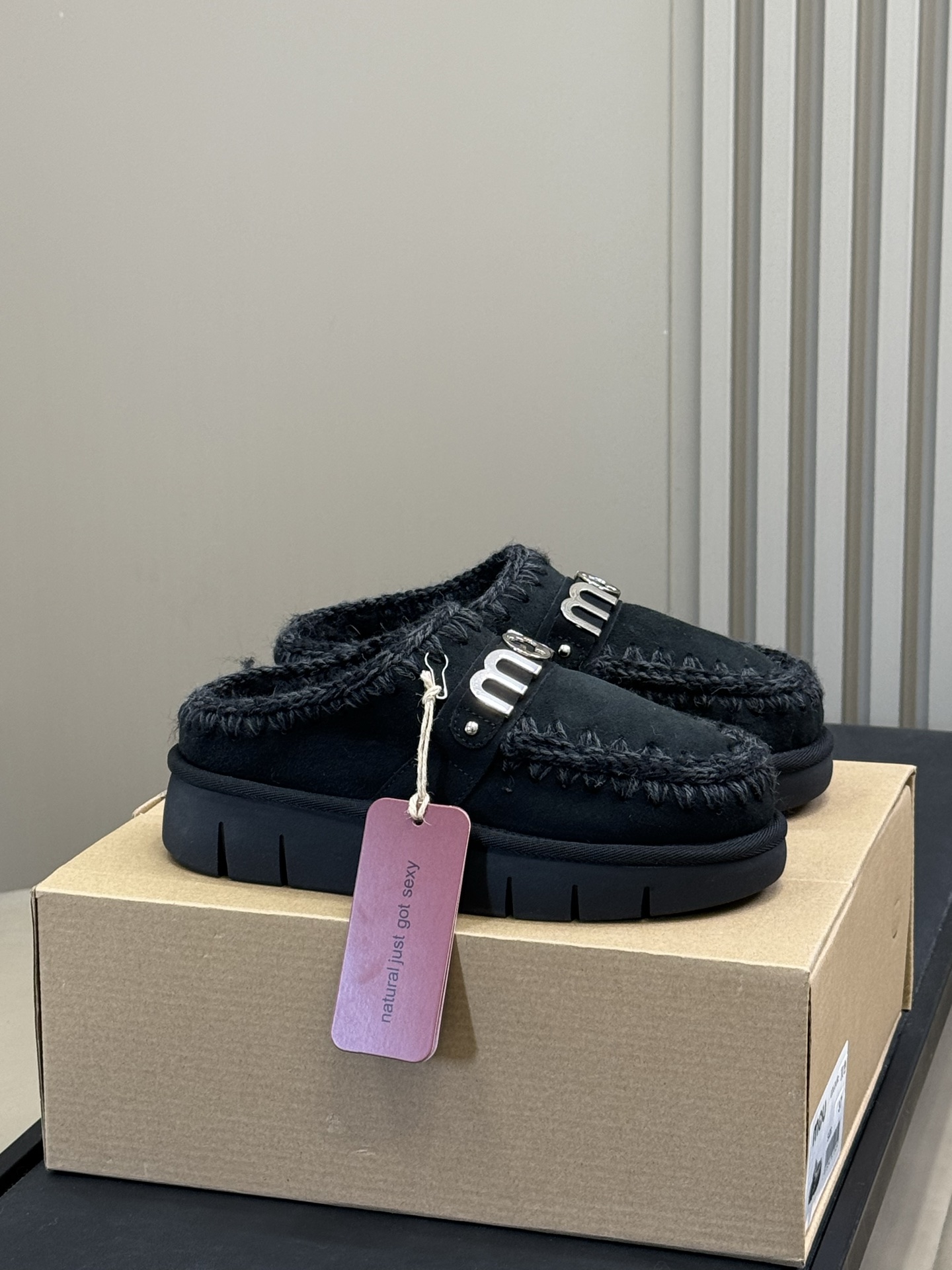 NO:563324,Top quality mou fur one-piece shoes. The orange color is as warm as fallen leaves. It strongly announces the arrival of autumn. Step on the pair of wool slippers with mink fur embellishment on a slightly cool morning and step out your own style statement. Imagine walking on a somewhat gray street. The contrasting colors under your feet seem to add infinite vitality. The pink color is as gentle and charming as the afterglow of the sunset. Stand out in the crowd!  size 35-41, semi-slippers, slippers19860909顶级品质 mou 皮毛一体鞋鞋 橘红如落叶般的热烈 强烈的宣告入秋,在微凉的早晨踏上那双带有貂毛点缀的羊毛拖鞋,一步步踏出自己的风格宣言. 想像走在有点灰色的街头 脚下的撞色色彩像是增添了无限的生气 桃红色如夕阳余晖般的温柔而迷人 在人群中脱颖而出！ size 35-41,半拖毛毛鞋,slippers,Women's Shoes