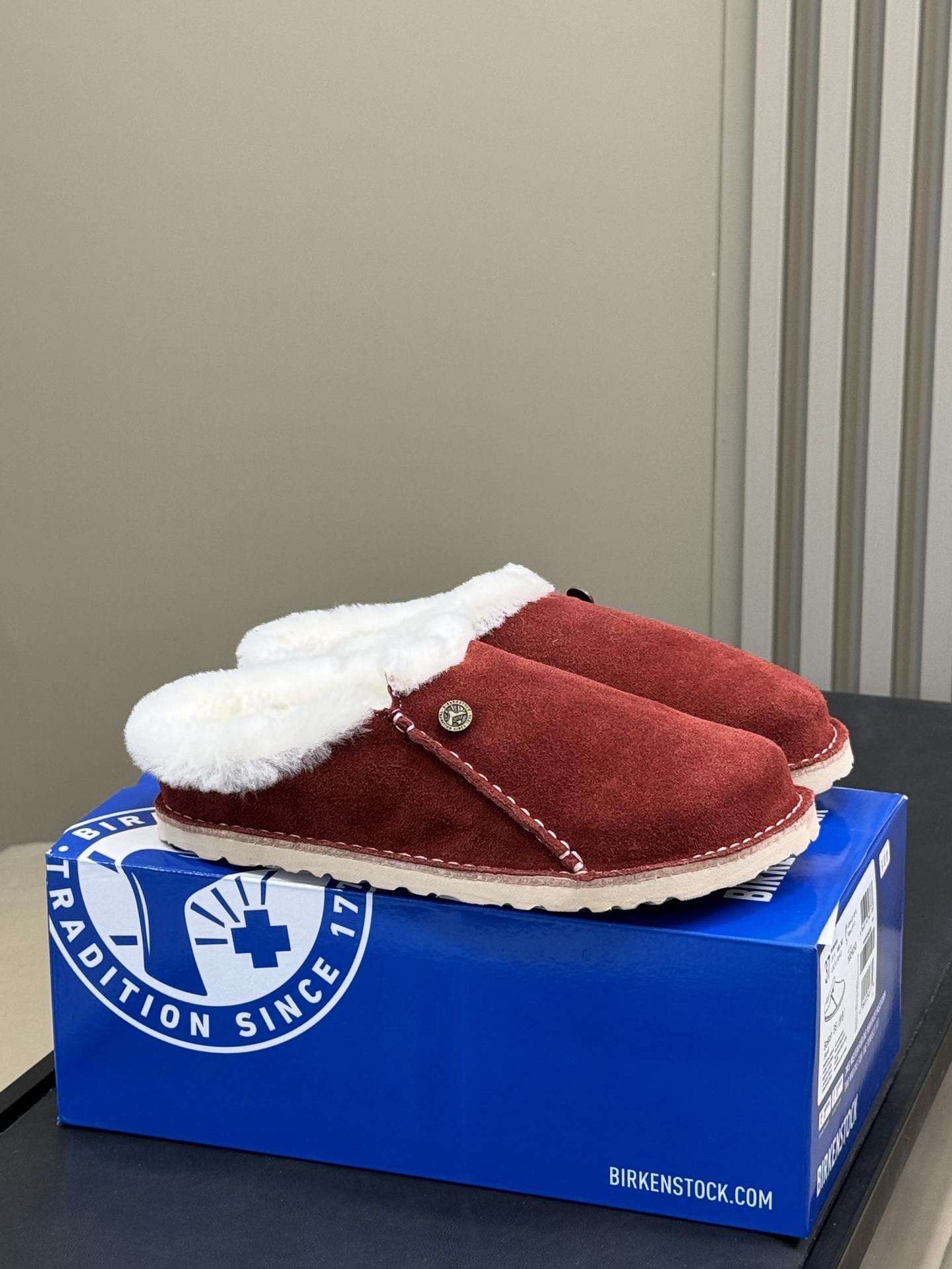 NO:563365,Top quality Birkenstock 2025 autumn and winter new products, so beautiful!  There are heavy traces of handwork, I am amazed. The fur is integrated into the beautiful lining. Fashionable and easy to wear; absolutely size 35-40, semi-mooned fur shoes.19860909顶级品质 勃肯2025秋冬新品 好看极了！手工痕迹重,惊赞喽 皮毛一体美内里 时髦好穿；绝了 size 35-40,半拖毛毛鞋,Women's Shoes