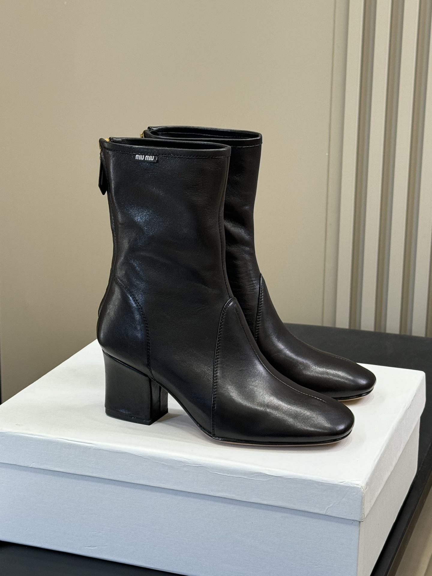 NO:563313,Top boutique miu home This boot has a new evolution every season. This season, there is a more feminine interpretation of its functionality, with smooth lines and gently wrapping under the knee. The boots are as light as stockings, like unlined leather gloves, and fit sexily to the line of the leg. The boots are equipped with a metal buckle embossed with the iconic logo, a theme element that also appears on the armbands of the 2025 spring and summer series. The 65 mm square high heel highlights everyday femininity.  Lambskin material, elastic sheepskin boots, Italian imported cowhide sole size 35-41, boots, miumiu, boots, cowhide, sheepskin, gloves19860909顶级精品 miu家每个季节这款靴子都有新的演变.在本季,对其功能性有了更具女性气质的诠释,线条流畅,轻柔地包裹在膝盖下方.靴子轻盈如长筒袜,像无衬里的皮革手套,性感地贴合腿部线条. 靴子配有压印着标志性徽标的金属搭扣,这一主题元素也出现在2025年春夏系列的臂环上.65毫米的方形高跟凸显了日常的女性气质. 小羊皮材质,靴筒弹力羊皮,意大利进口牛皮底 size 35-41,靴子,miumiu,boots,cowhide,sheepskin,gloves,Women's Shoes