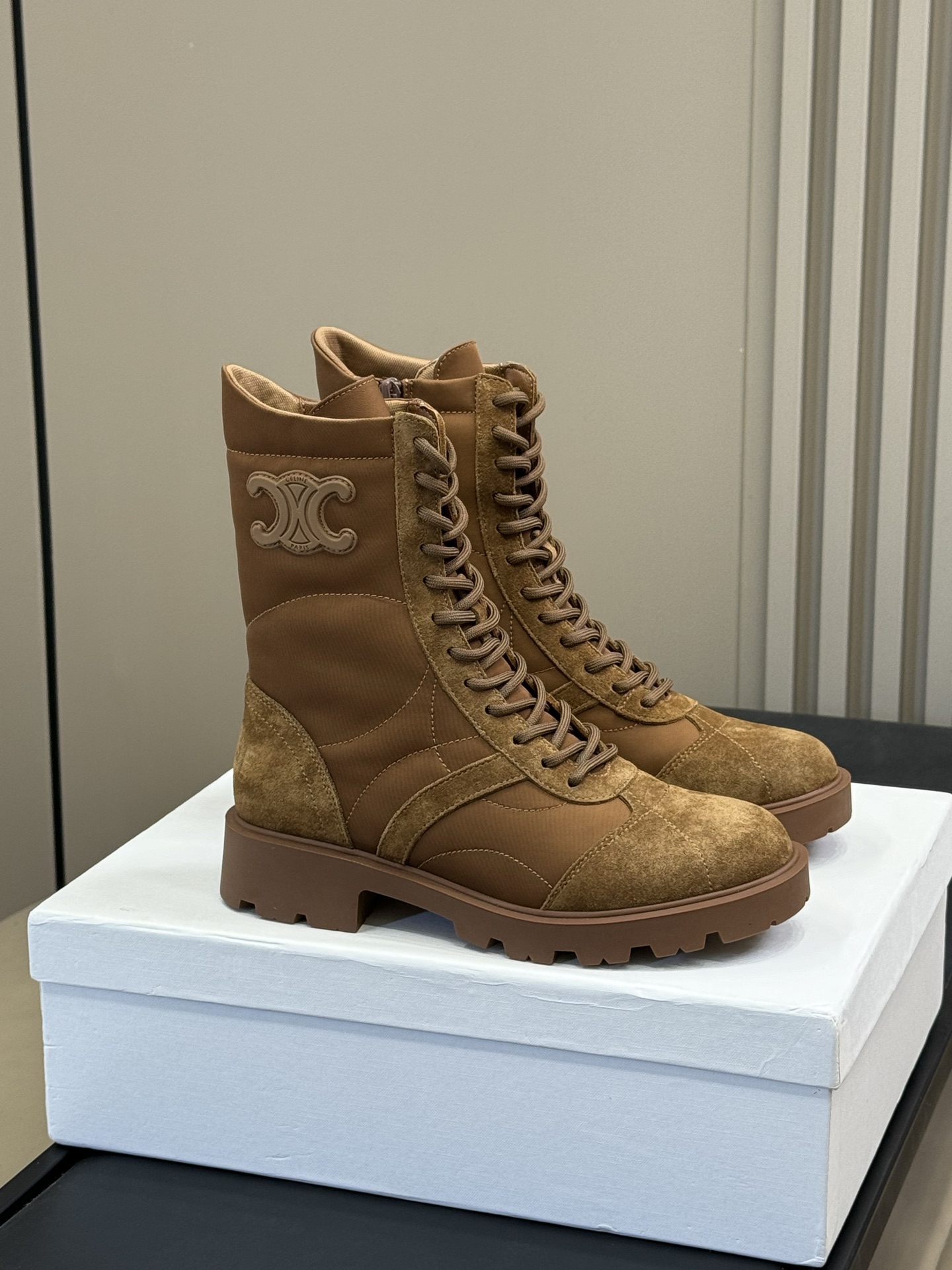 NO:563298,Top quality celine 2025 new short boots. Made of imported cowhide, embossed with Arc de Triomphe logo. Simple and versatile, super handsome. The soles are made of semi-foam material, not heavy. The soles have a certain thickness, which has a good heightening effect. Top quality 35-41, boots, celine, boots, cowhide19860909顶级品质 celine 2025新款短靴 甄选进口牛皮材质,凯旋门logo压印点缀 简约大气百搭,超帅气啊 鞋底半发泡材质,不重,鞋底有一种厚度,增高效果不错啊 顶级精品35-41,靴子,celine,boots,cowhide,Women's Shoes