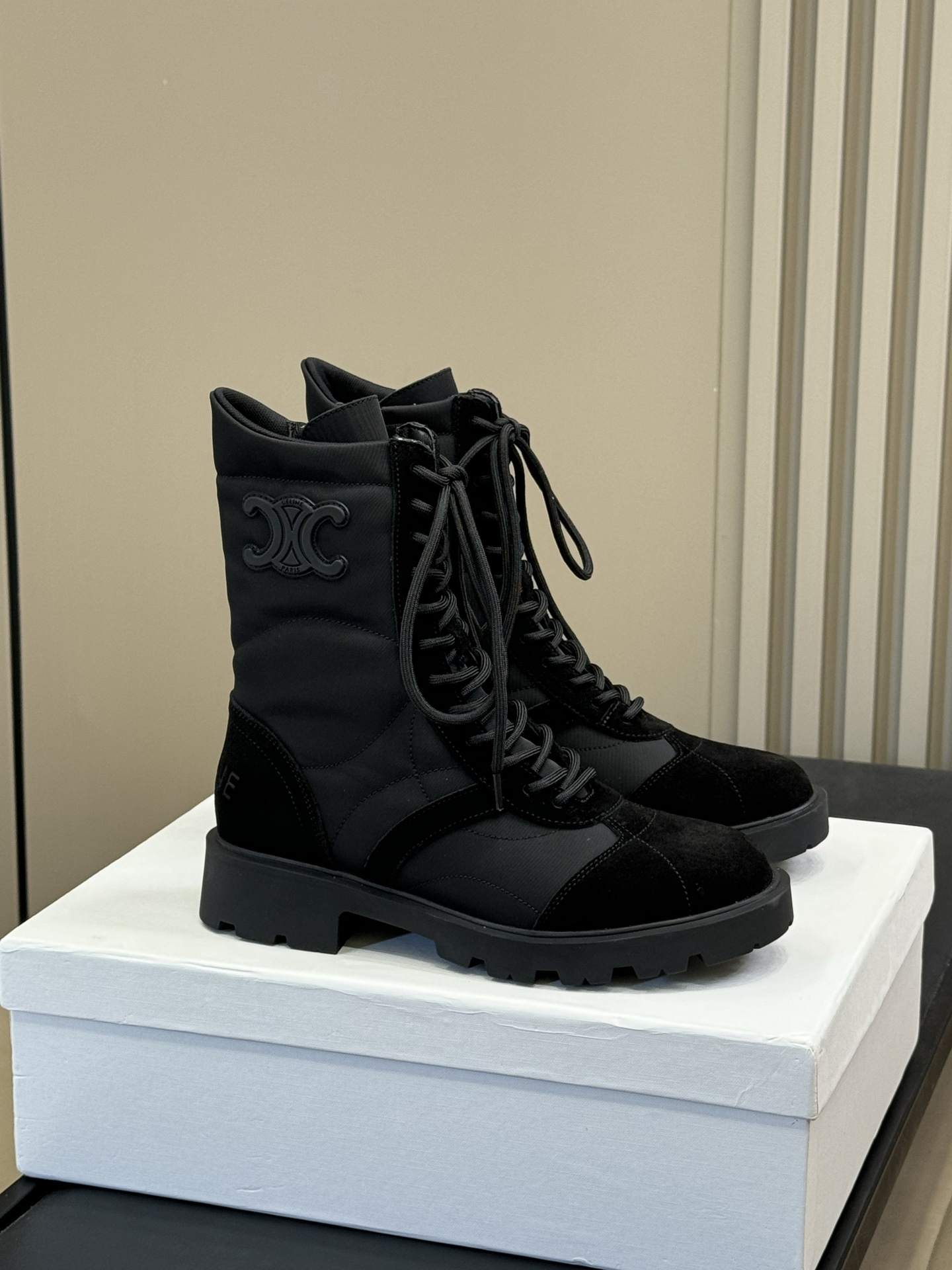 NO:563303,Top quality celine 2025 new short boots. Made of imported cowhide, embossed with Arc de Triomphe logo. Simple and versatile, super handsome. The soles are made of semi-foam material, not heavy. The soles have a certain thickness, which has a good heightening effect. Top quality 35-41, boots, celine, boots, cowhide19860909顶级品质 celine 2025新款短靴 甄选进口牛皮材质,凯旋门logo压印点缀 简约大气百搭,超帅气啊 鞋底半发泡材质,不重,鞋底有一种厚度,增高效果不错啊 顶级精品35-41,靴子,celine,boots,cowhide,Women's Shoes