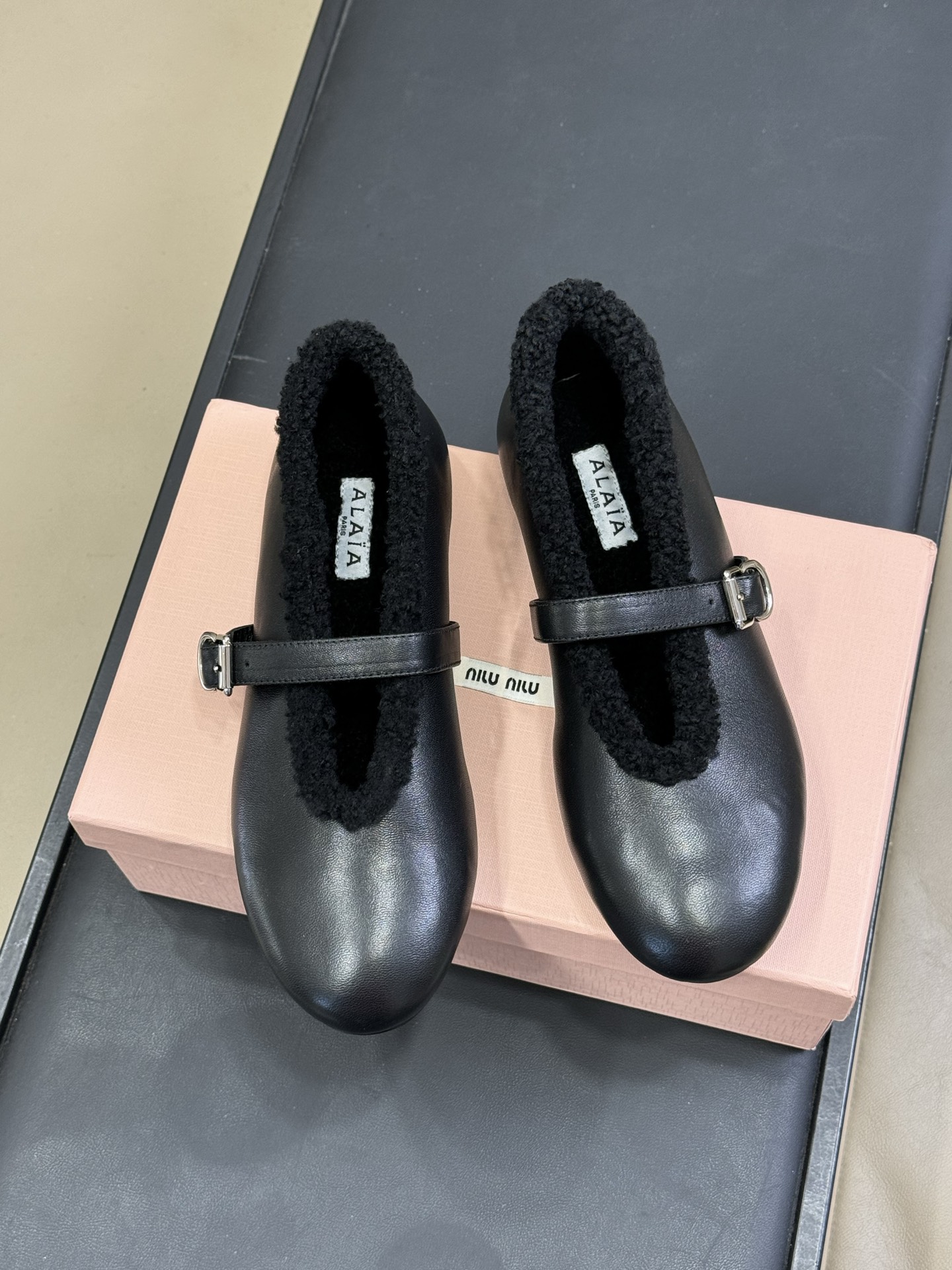 ALAiA｜敲响秋冬的第一双美鞋暖呼呼的别太可爱了吧反绒羊皮鞋面，皮毛一体内里，脚感太舒服啦换季新装备，