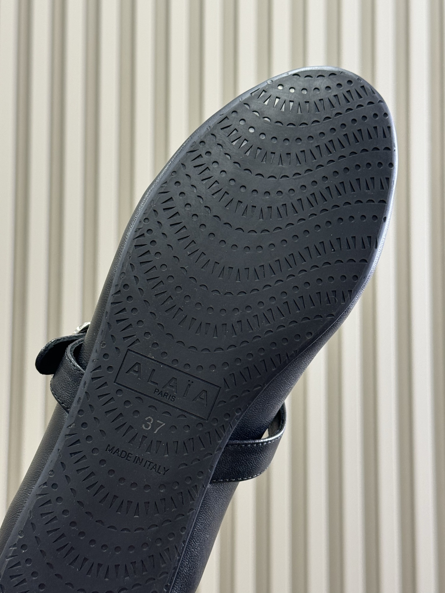 ALAiA｜敲响秋冬的第一双美鞋暖呼呼的别太可爱了吧反绒羊皮鞋面，皮毛一体内里，脚感太舒服啦换季新装备，