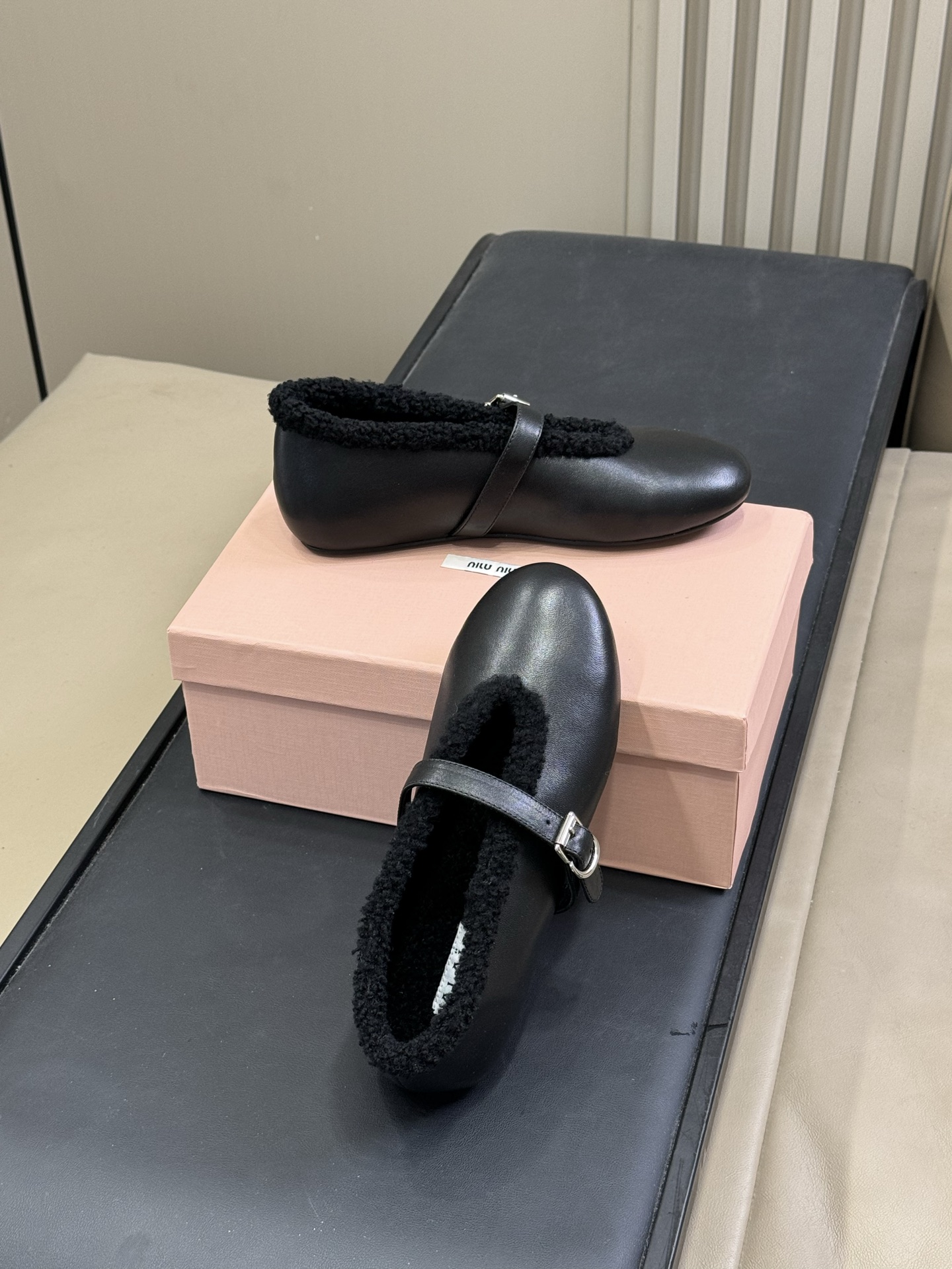 ALAiA｜敲响秋冬的第一双美鞋暖呼呼的别太可爱了吧反绒羊皮鞋面，皮毛一体内里，脚感太舒服啦换季新装备，