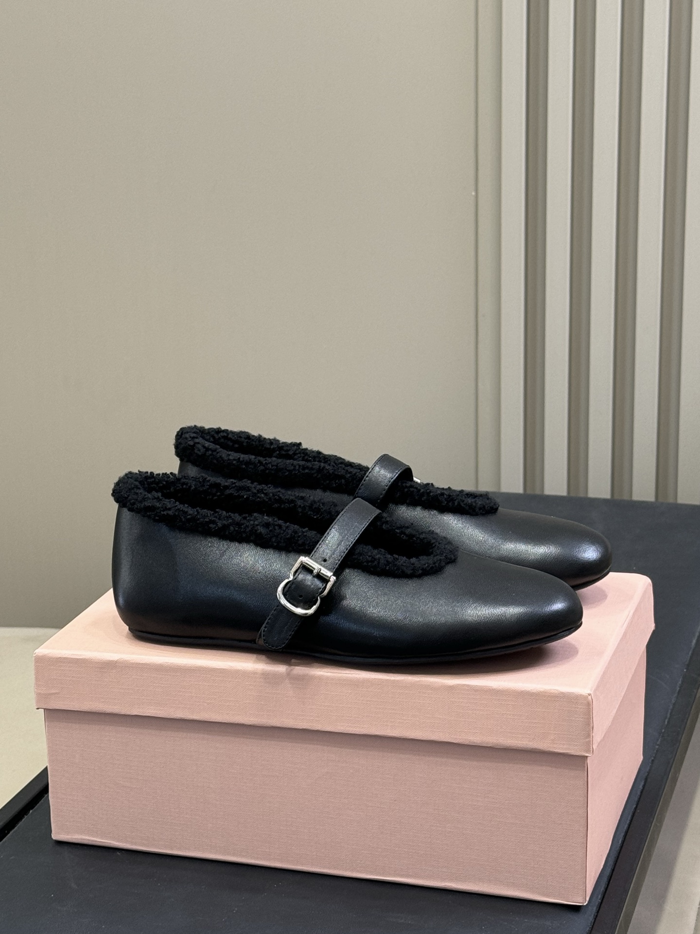 ALAiA｜敲响秋冬的第一双美鞋暖呼呼的别太可爱了吧反绒羊皮鞋面，皮毛一体内里，脚感太舒服啦换季新装备，