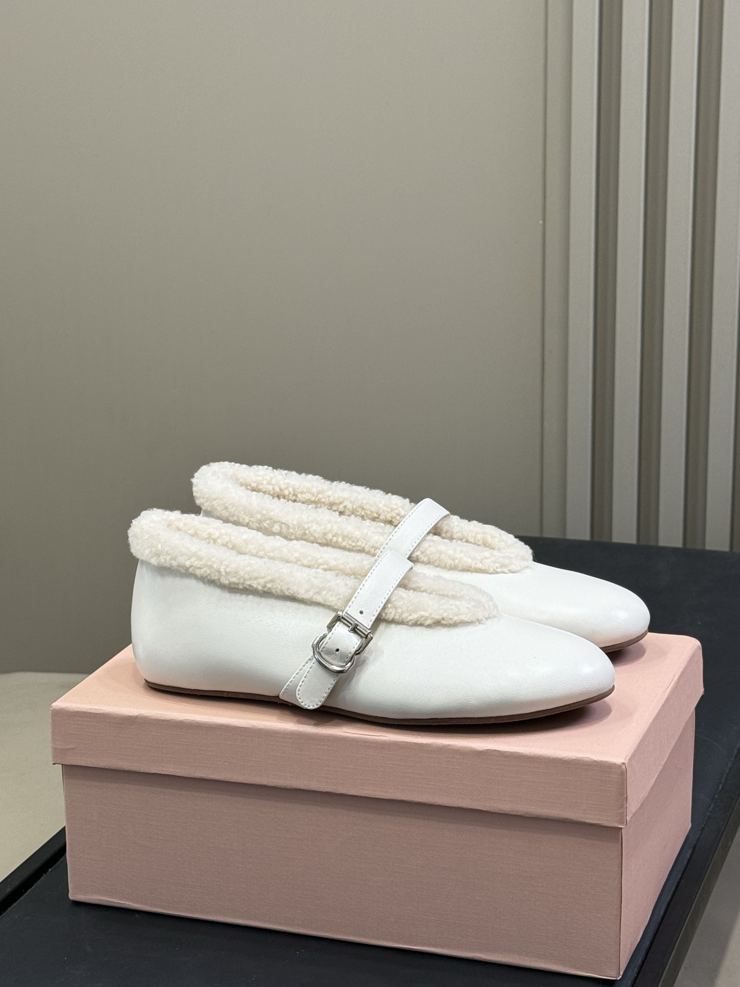 NO:563102,Top quality ALAiA｜The first pair of beautiful shoes to ring in autumn and winter. They are so warm, don’t be too cute. Suede sheepskin uppers, fur lining, so comfortable. New equipment for the season, new ballet shoes. I can’t wait to take them home #Alaia Alaia #ALAiA #alaia size 35-41, fur shoes, alaia, sheepskin19860909顶级品质 ALAiA｜敲响秋冬的第一双美鞋 暖呼呼的别太可爱了吧 反绒羊皮鞋面,皮毛一体内里,脚感太舒服啦 换季新装备,新款芭蕾舞鞋 啊迫不及待要把它接回家啦 #Alaia 阿莱亚 #ALAiA #alaia size 35-41,毛毛鞋,alaia,sheepskin,Women's Shoes