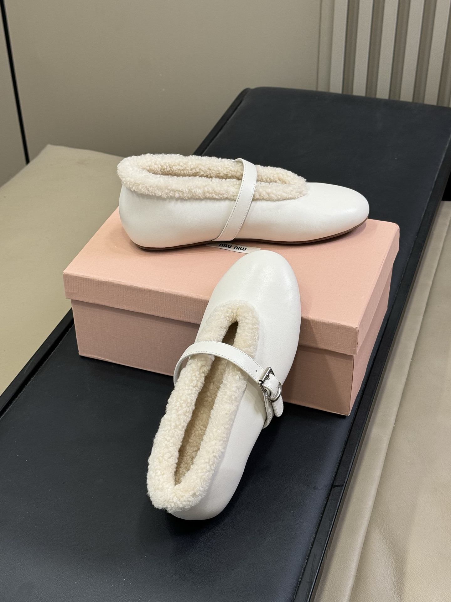 ALAiA｜敲响秋冬的第一双美鞋暖呼呼的别太可爱了吧反绒羊皮鞋面，皮毛一体内里，脚感太舒服啦换季新装备，