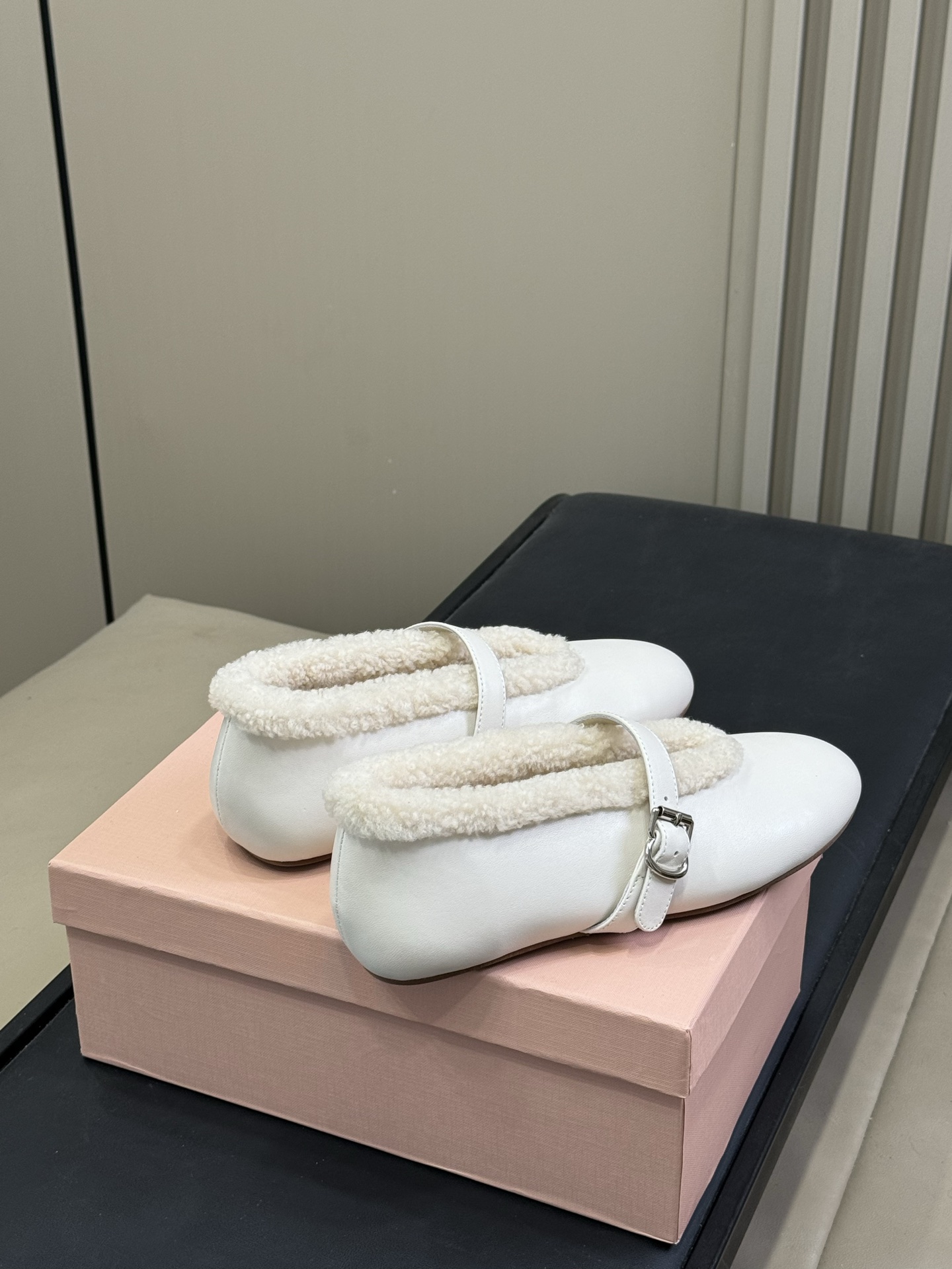 ALAiA｜敲响秋冬的第一双美鞋暖呼呼的别太可爱了吧反绒羊皮鞋面，皮毛一体内里，脚感太舒服啦换季新装备，