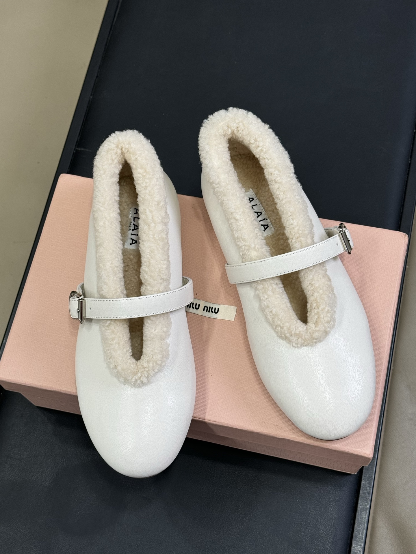 ALAiA｜敲响秋冬的第一双美鞋暖呼呼的别太可爱了吧反绒羊皮鞋面，皮毛一体内里，脚感太舒服啦换季新装备，