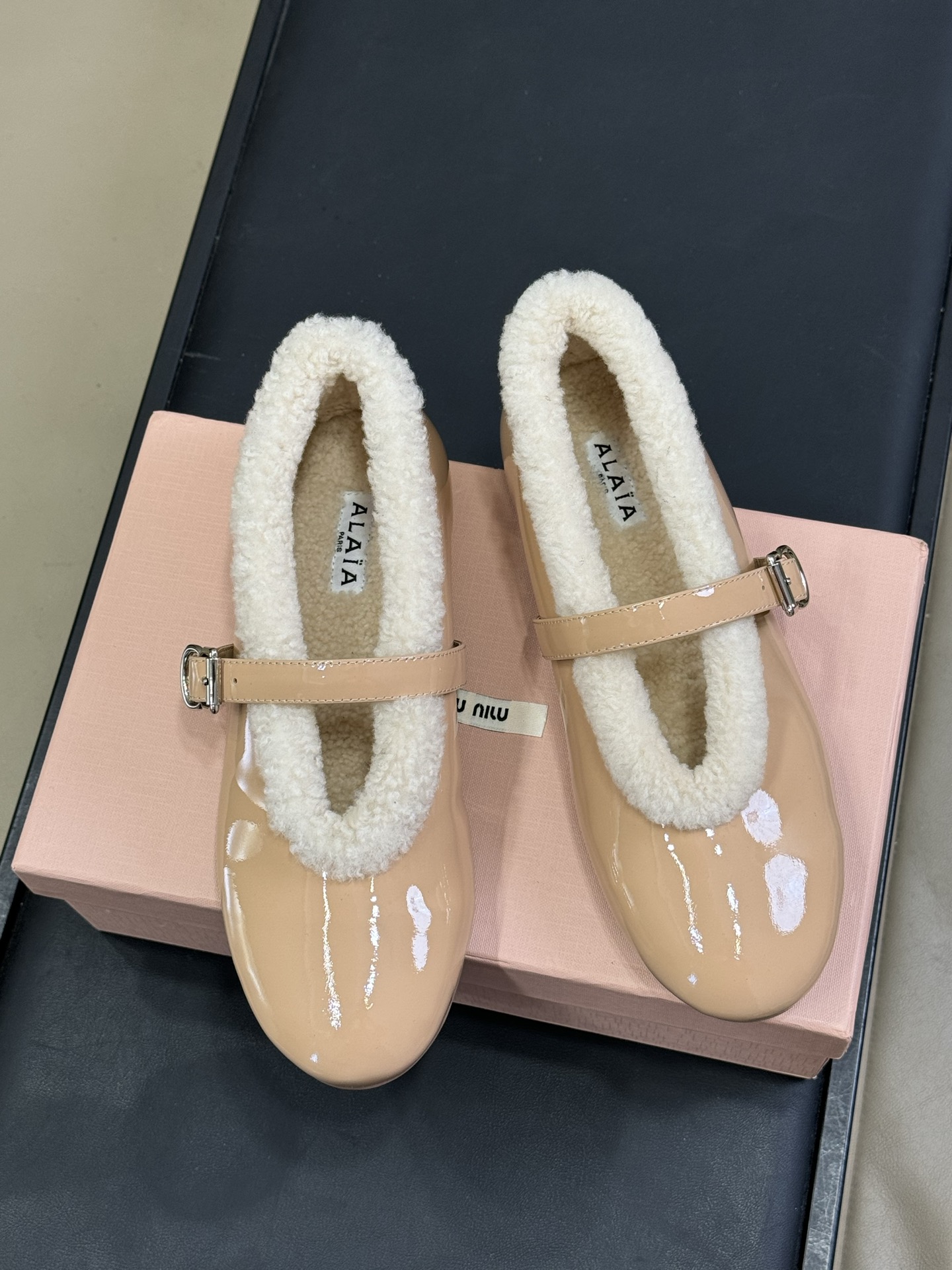 ALAiA｜敲响秋冬的第一双美鞋暖呼呼的别太可爱了吧反绒羊皮鞋面，皮毛一体内里，脚感太舒服啦换季新装备，