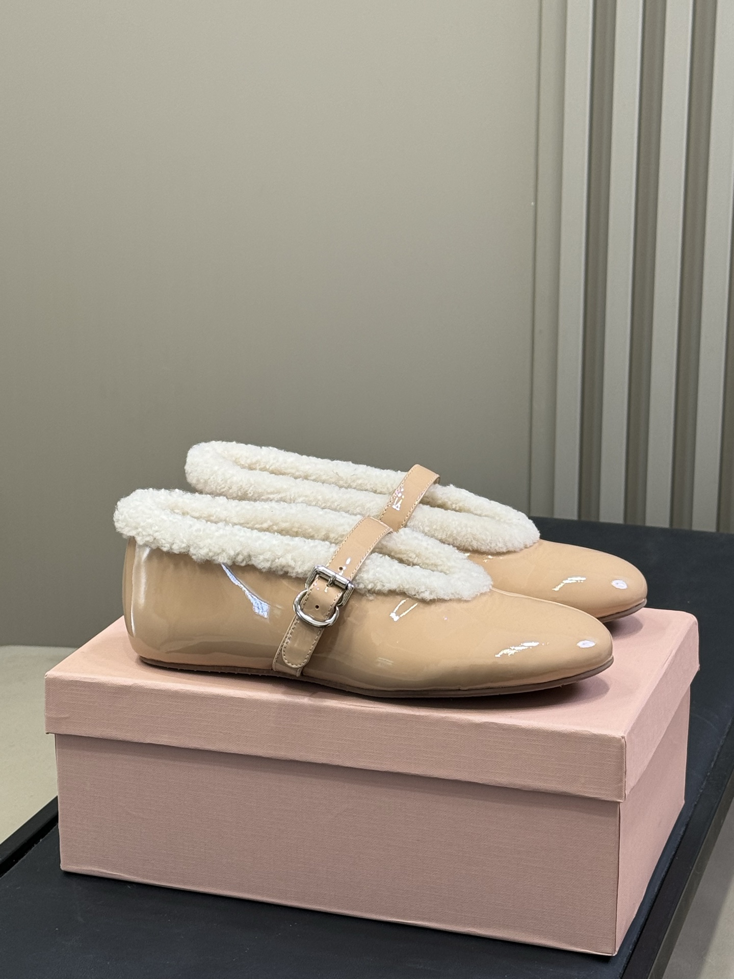 ALAiA｜敲响秋冬的第一双美鞋暖呼呼的别太可爱了吧反绒羊皮鞋面，皮毛一体内里，脚感太舒服啦换季新装备，