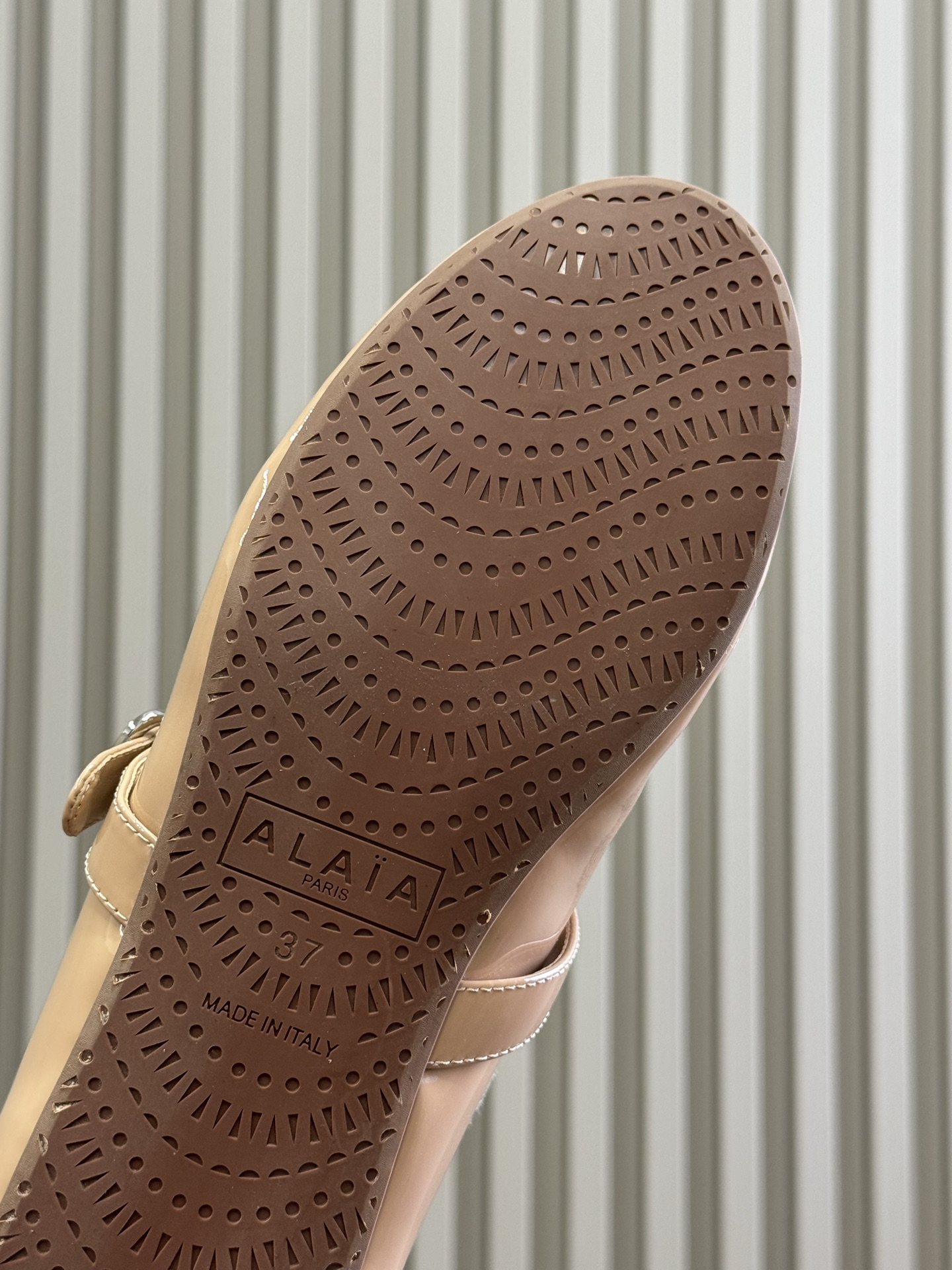 ALAiA｜敲响秋冬的第一双美鞋暖呼呼的别太可爱了吧反绒羊皮鞋面，皮毛一体内里，脚感太舒服啦换季新装备，