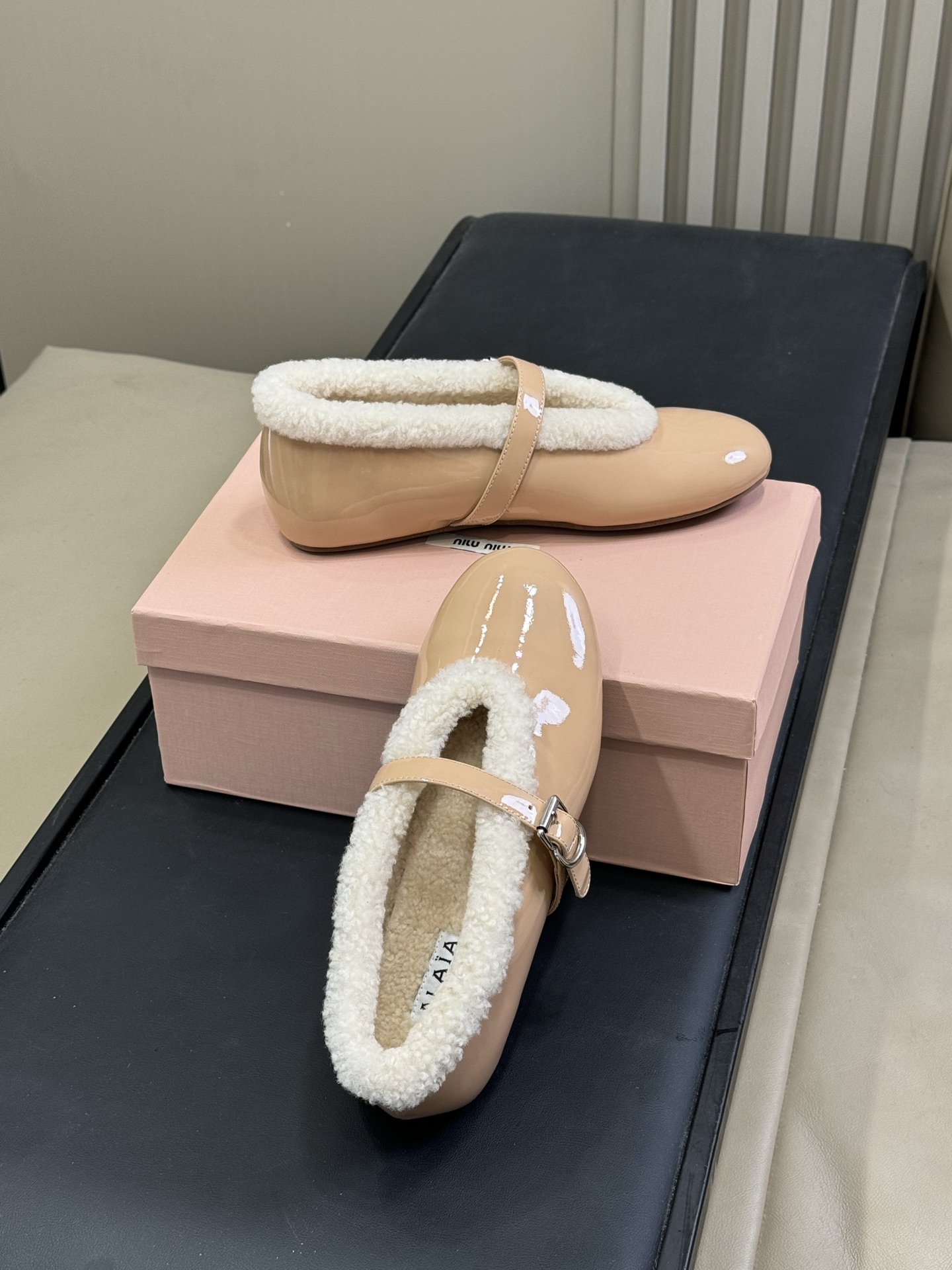 ALAiA｜敲响秋冬的第一双美鞋暖呼呼的别太可爱了吧反绒羊皮鞋面，皮毛一体内里，脚感太舒服啦换季新装备，