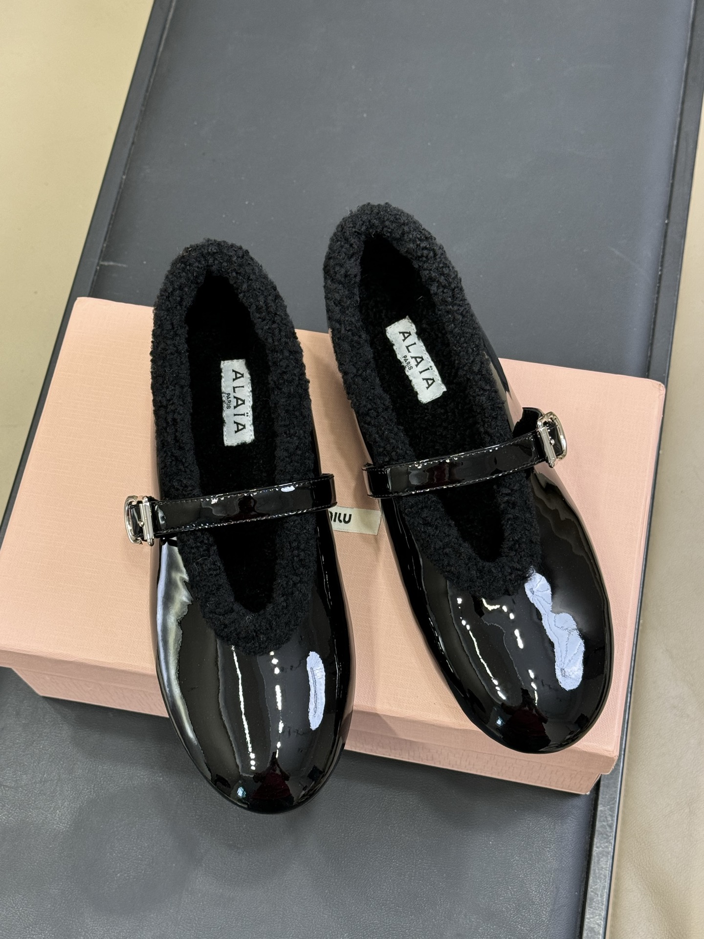 ALAiA｜敲响秋冬的第一双美鞋暖呼呼的别太可爱了吧反绒羊皮鞋面，皮毛一体内里，脚感太舒服啦换季新装备，