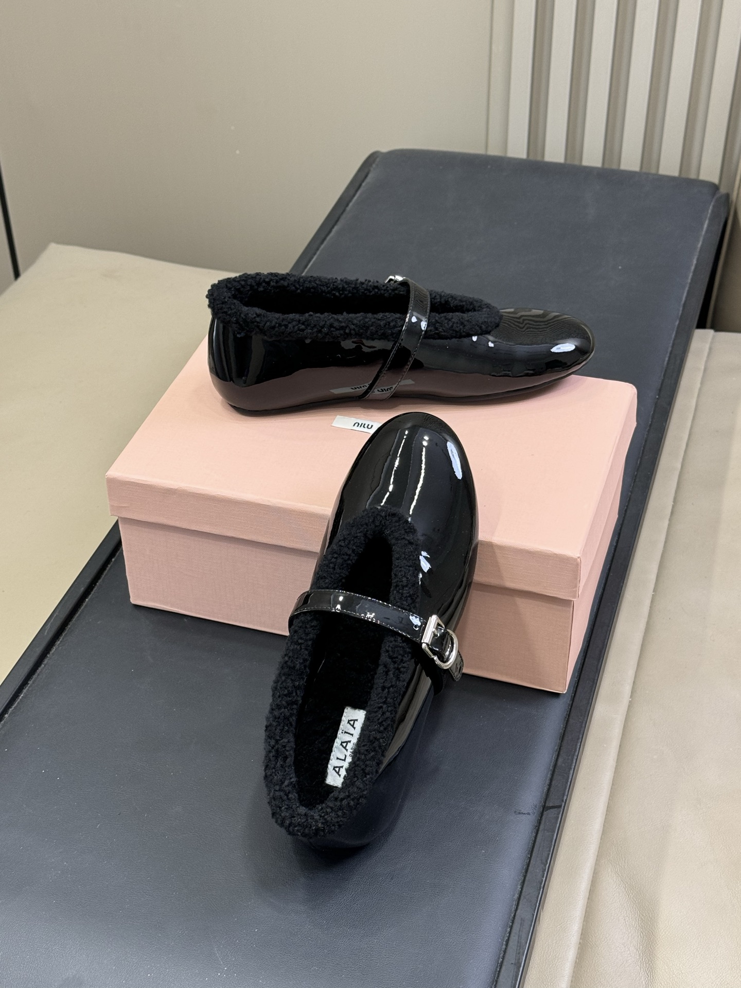 ALAiA｜敲响秋冬的第一双美鞋暖呼呼的别太可爱了吧反绒羊皮鞋面，皮毛一体内里，脚感太舒服啦换季新装备，