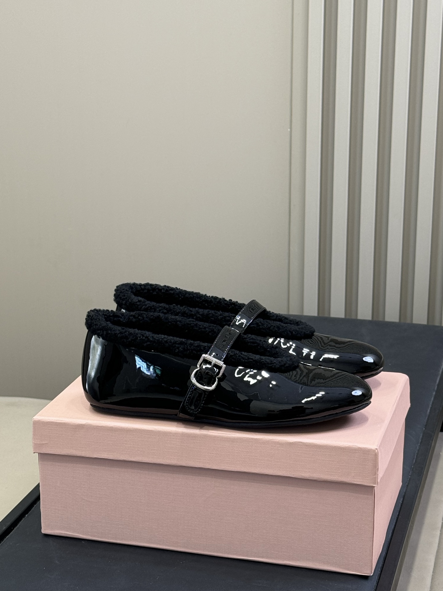 ALAiA｜敲响秋冬的第一双美鞋暖呼呼的别太可爱了吧反绒羊皮鞋面，皮毛一体内里，脚感太舒服啦换季新装备，